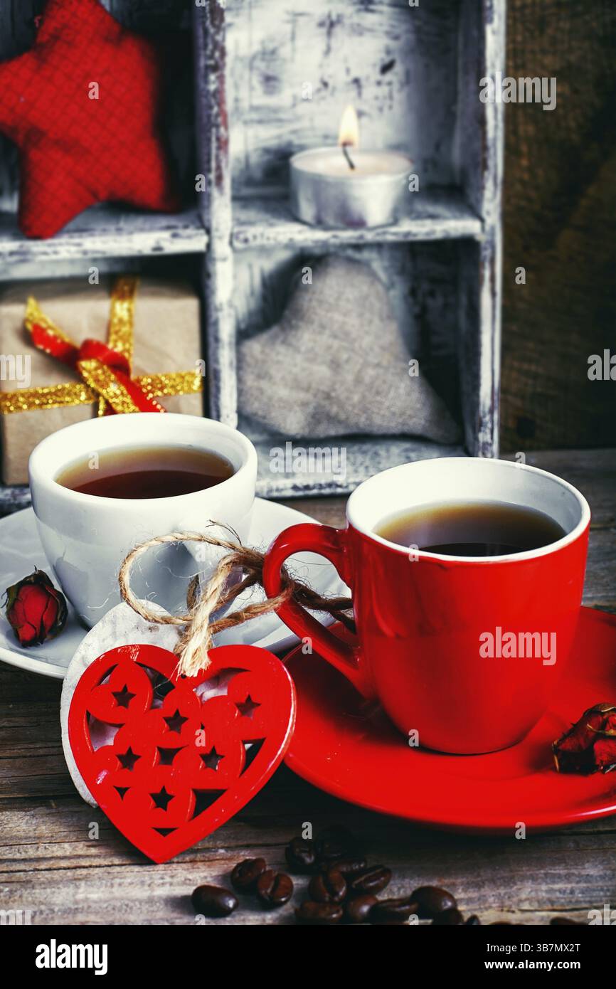 Tazza da caffè con cuori in legno legati per San Valentino e#39, S. messa a fuoco selettiva Foto Stock