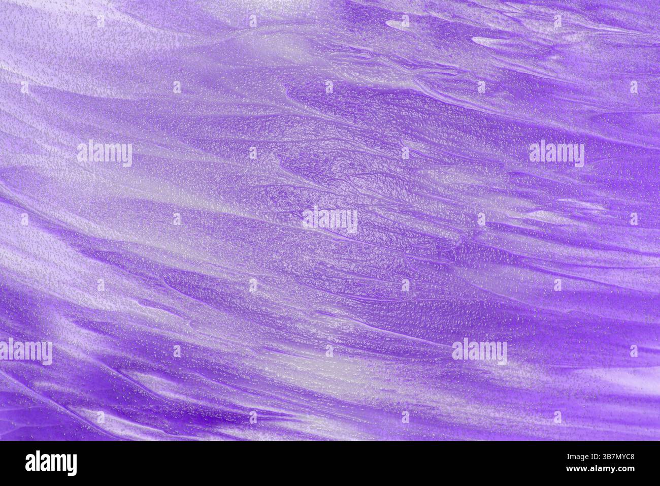Vernice acrilica viola e argento che si mescolano insieme, creando uno sfondo strutturato astratto con tratti di pennello.Bielorussia Foto Stock
