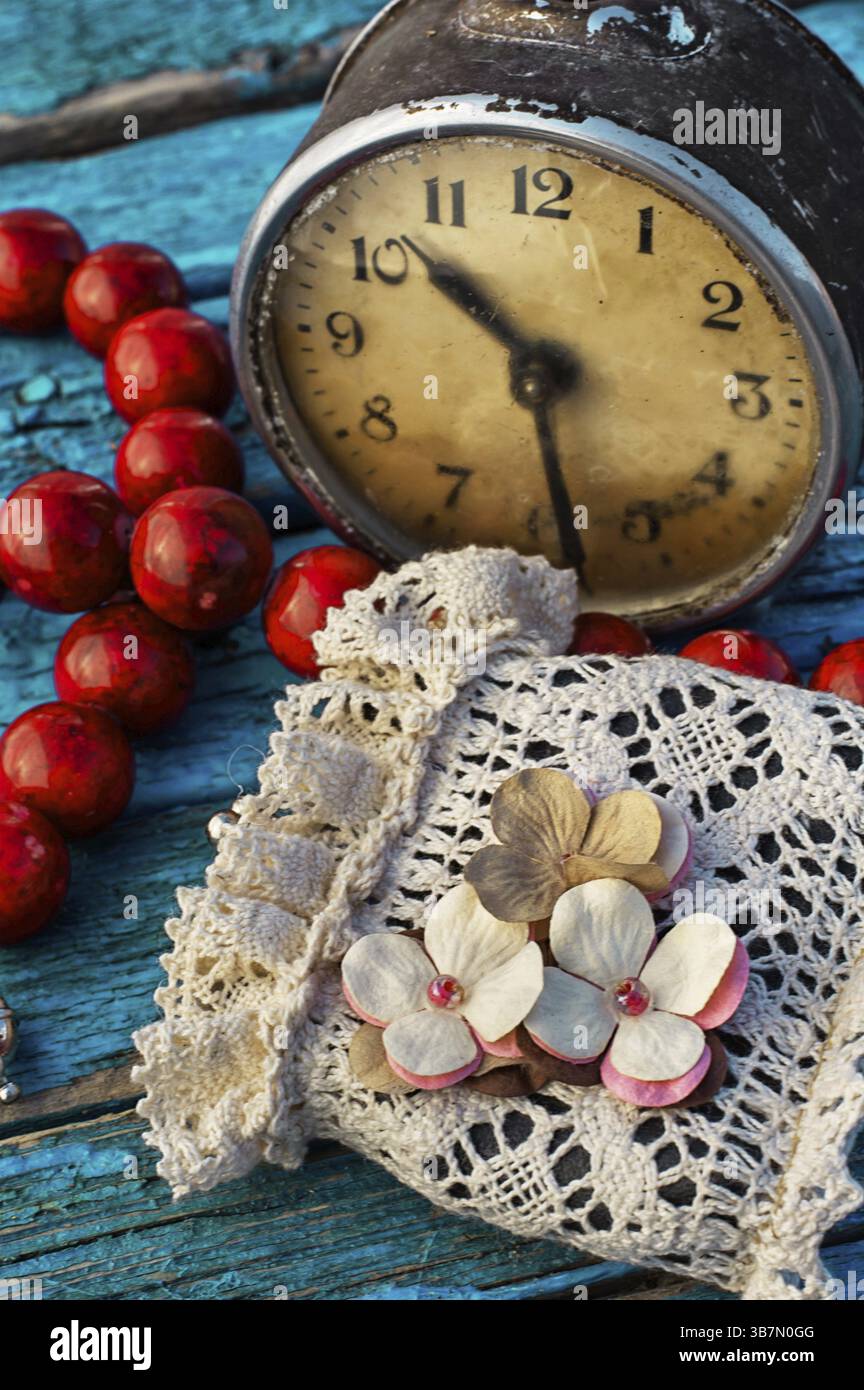 Perle di corallo cosparse di foglie autunnali Foto Stock