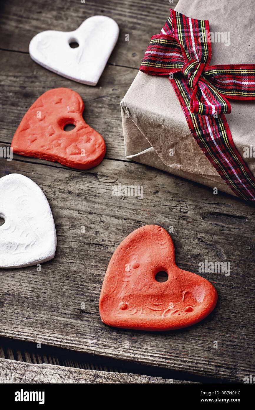 Cuori scolpiti realizzati con impasto salato handmade.selective focus Foto Stock
