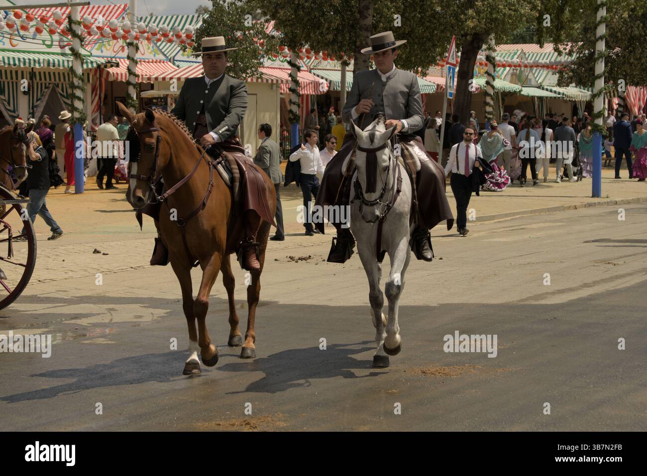 Cavalieri andalusini nel tradizionale traje corto che attraversa la Feria de Sevilla 2025, mostrando eleganza e patrimonio culturale. Feria de Sevilla Foto Stock