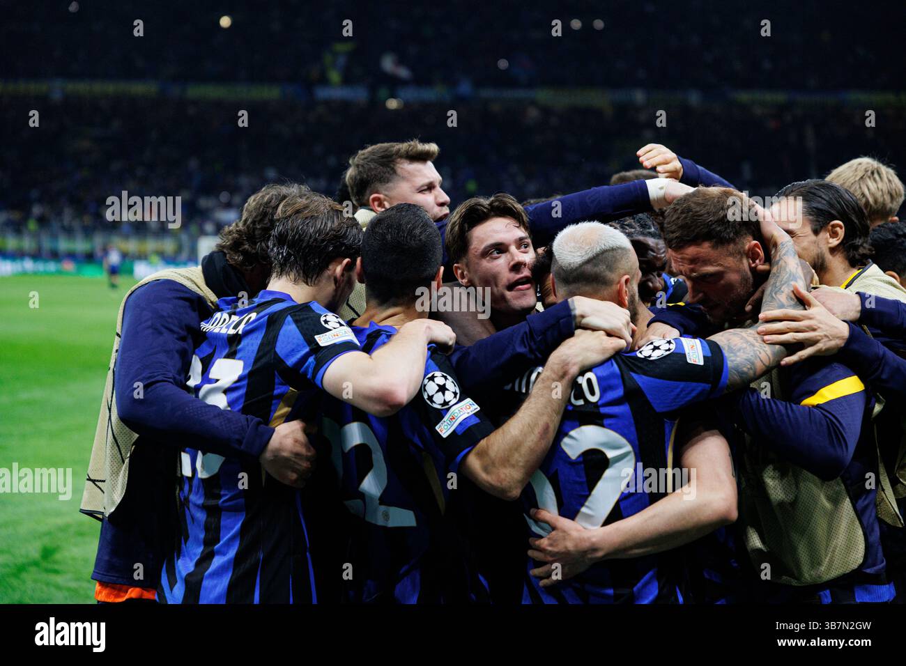 La squadra dell'Inter ha visto festeggiare dopo gol dall'Hakan Calhanoglu durante la semifinale di UEFA Champions League tra le squadre dell'Internazionale Milano e del FC Barcelona (Maciej Rogowski) Foto Stock
