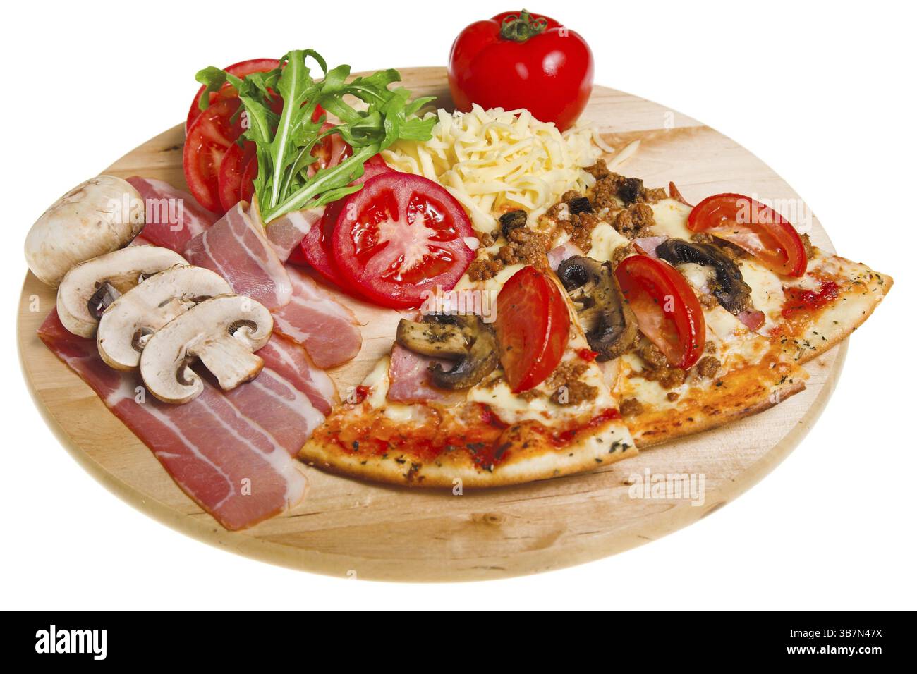 Natura morta con pizza, prosciutto e funghi Foto Stock