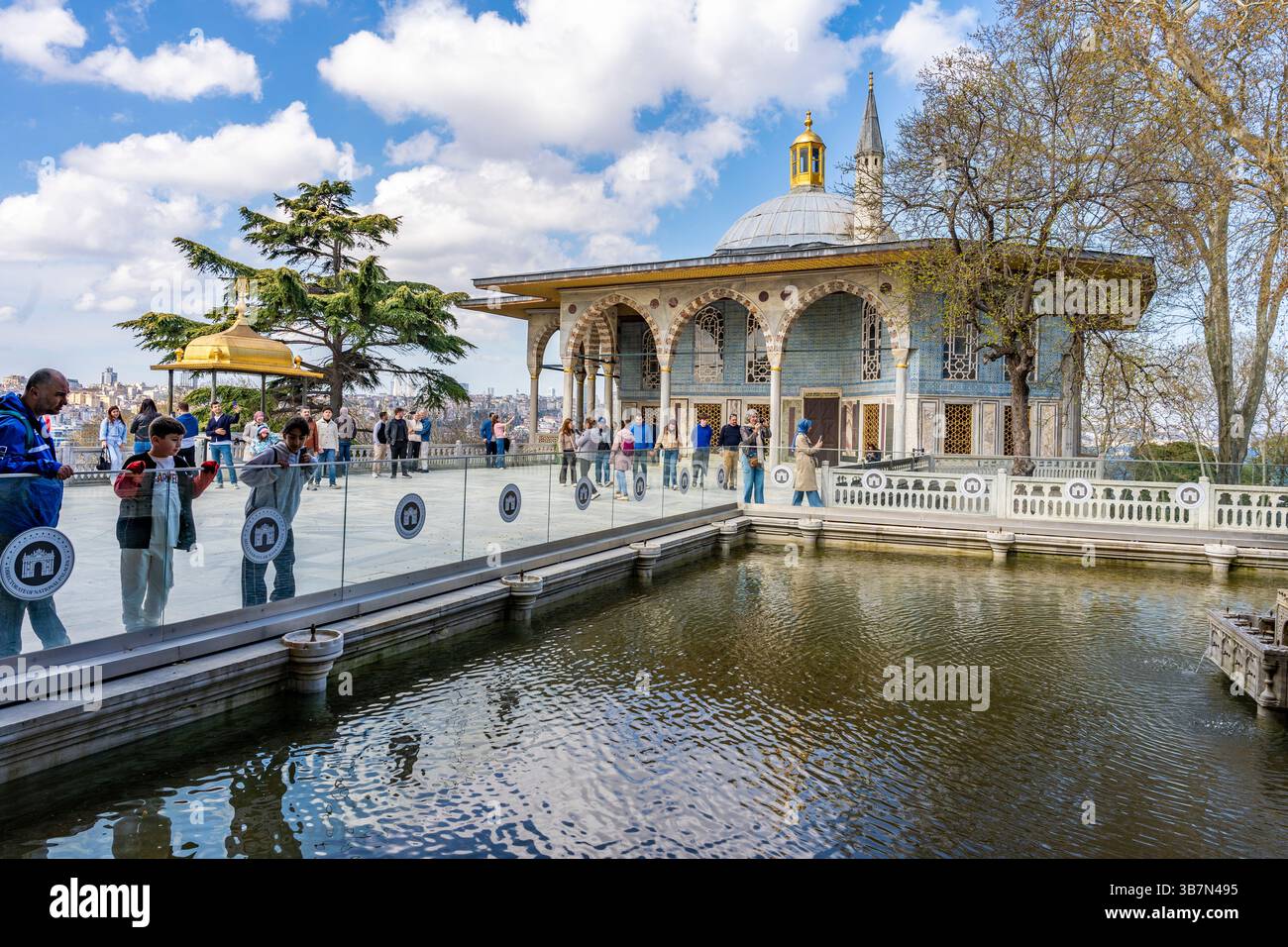 Vista dallo storico chiosco di Baghdad al Palazzo Topkapi e da una fontana storica. Con i turisti, giorno, giorno di sole. Istanbul, Turchia (Turkiye) Foto Stock