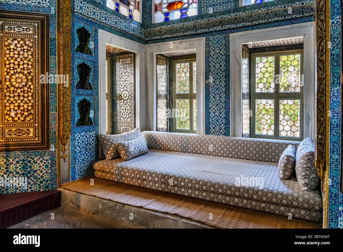 Interno dello storico chiosco di Baghdad con lungo divano e rivestito con piastrelle blu Iznik, quarto cortile del Palazzo Topkapi. Istanbul, Turchia (Turkiye) Foto Stock