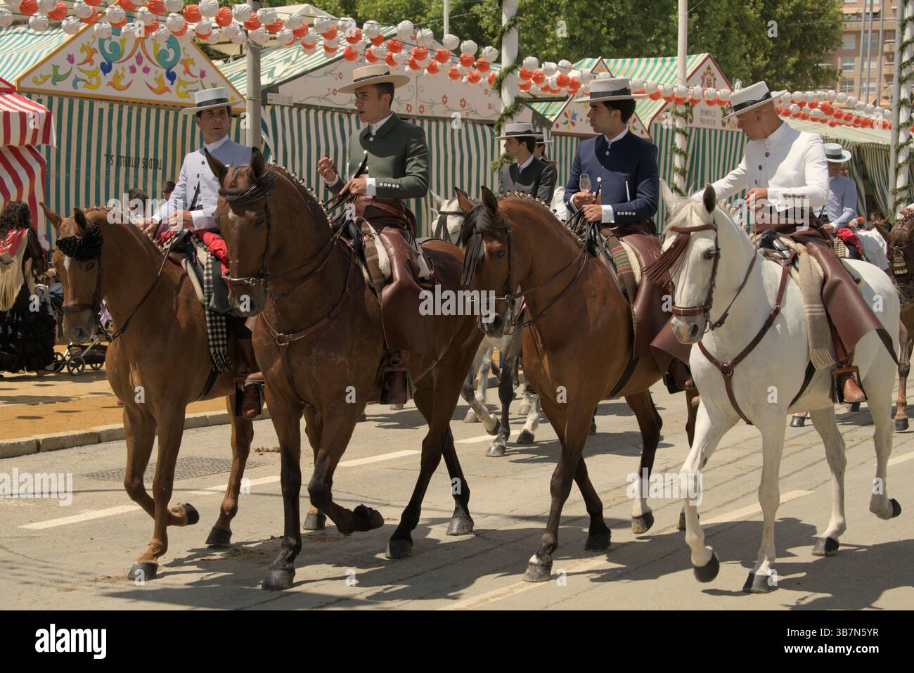 Tradizionale carrozza trainata da cavalli a la Feria de Sevilla 2025, che mostra l'eleganza andalusa e il patrimonio equestre della Spagna.Feria de Sevilla, Spagna Foto Stock