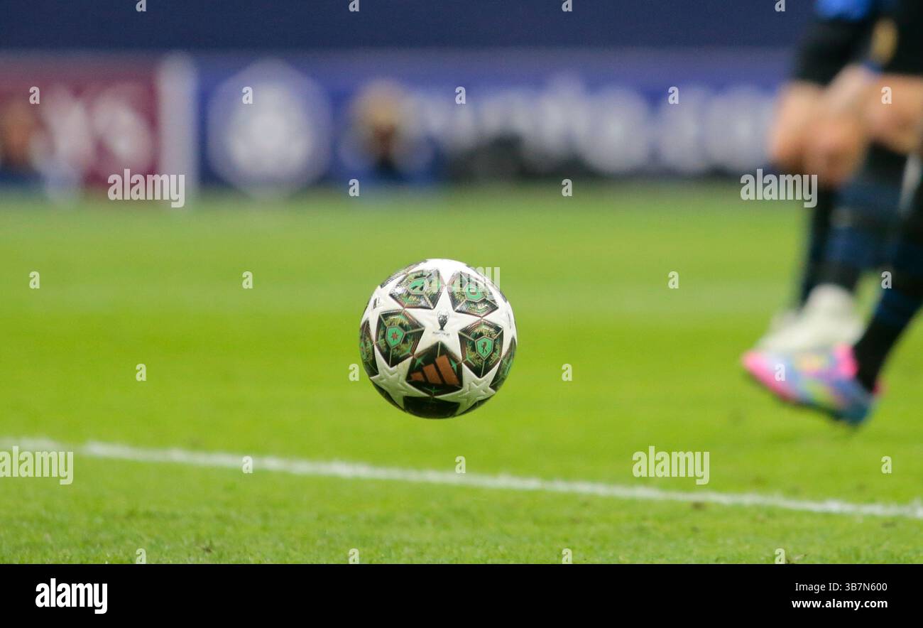 Milano, Italia. 6 maggio 2025. Partita ufficiale durante la UEFA Champions League 2024/45, semifinale di andata e ritorno, partita di calcio tra FC Inter e FC Barcelona il 6 maggio 2025 allo Stadio San Siro di Milano. Crediti: Nderim Kaceli/Alamy Live News Foto Stock