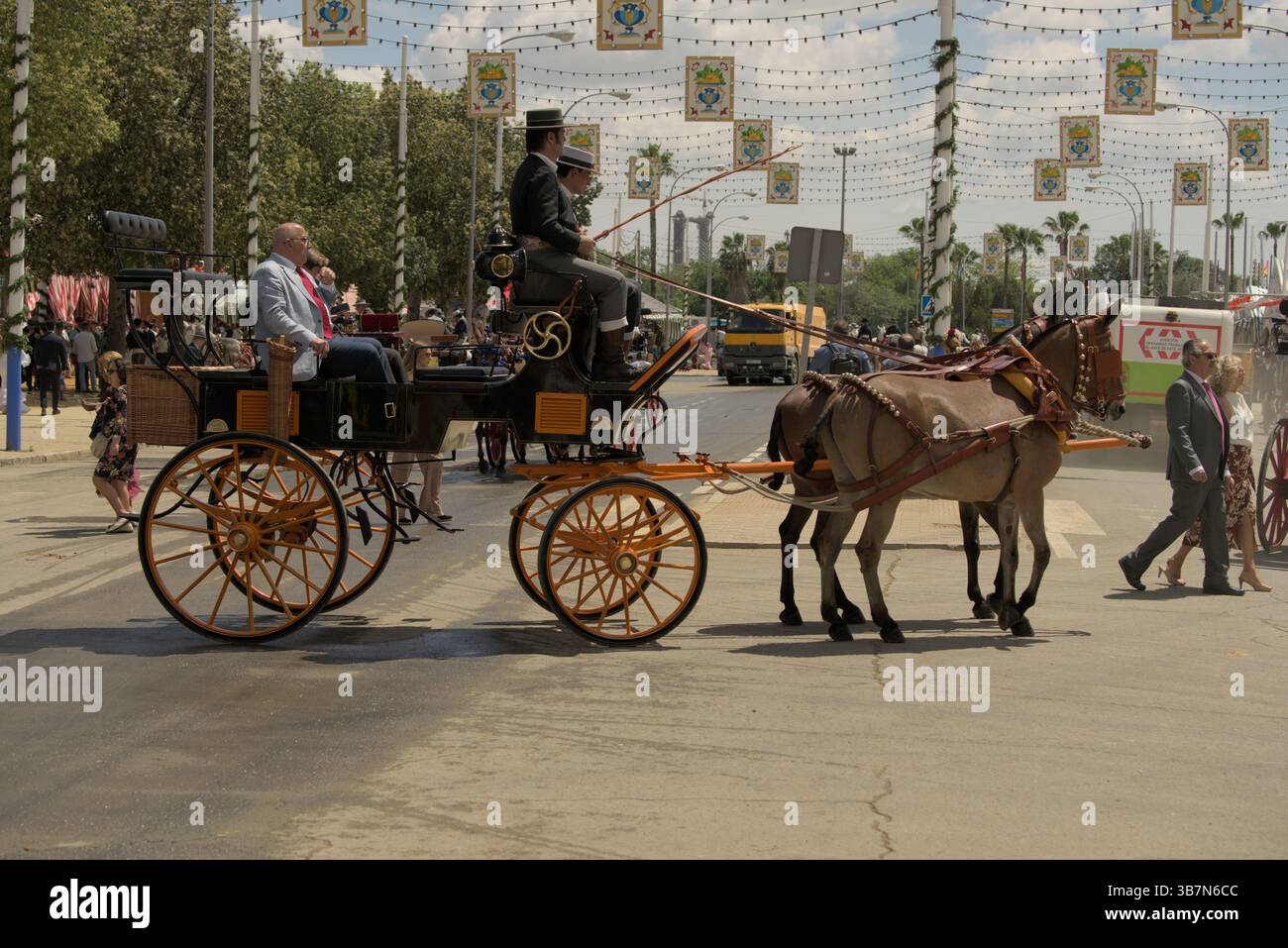 Tradizionale carrozza trainata da cavalli a la Feria de Sevilla 2025, che mostra l'eleganza andalusa e il patrimonio equestre della Spagna. Feria de Sevilla, Spagna Foto Stock