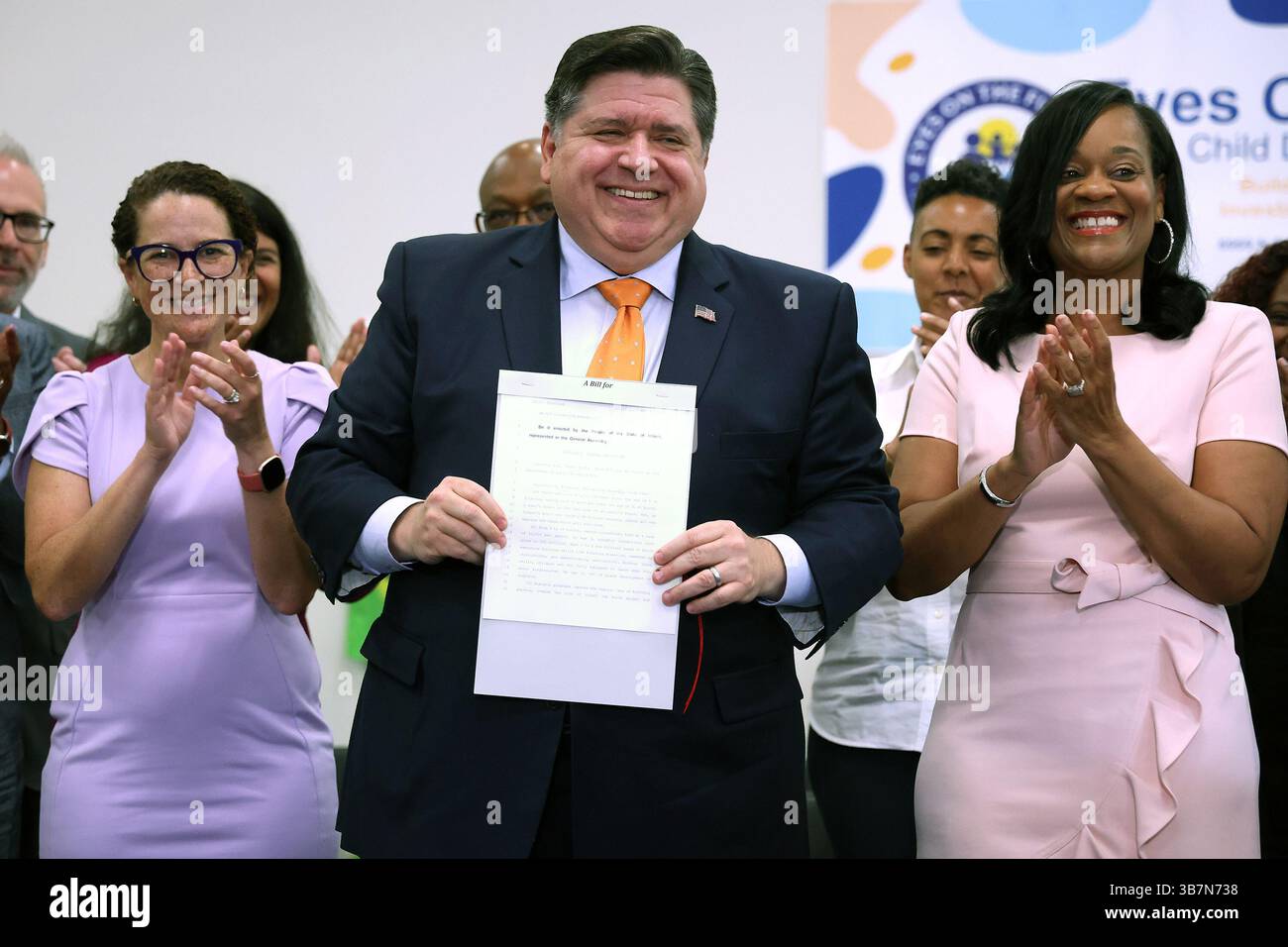 27 giugno 2024, Chicago, il, Stati Uniti: Illinois Gov. J.B. Pritzker ha firmato un disegno di legge presso Eyes on the Future Child Development Center di Chicago, istituendo il Dipartimento dell'Illinois per la prima infanzia il 25 giugno 2024. (Immagine di credito: © Terrence Antonio James/Chicago Tribune via ZUMA Press Wire) Foto Stock
