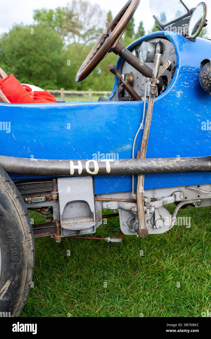 Insegna dipinta a mano che mostra il calore su un tubo di scarico delle auto d'epoca durante un evento di prova della velocità VSCC. Foto Stock