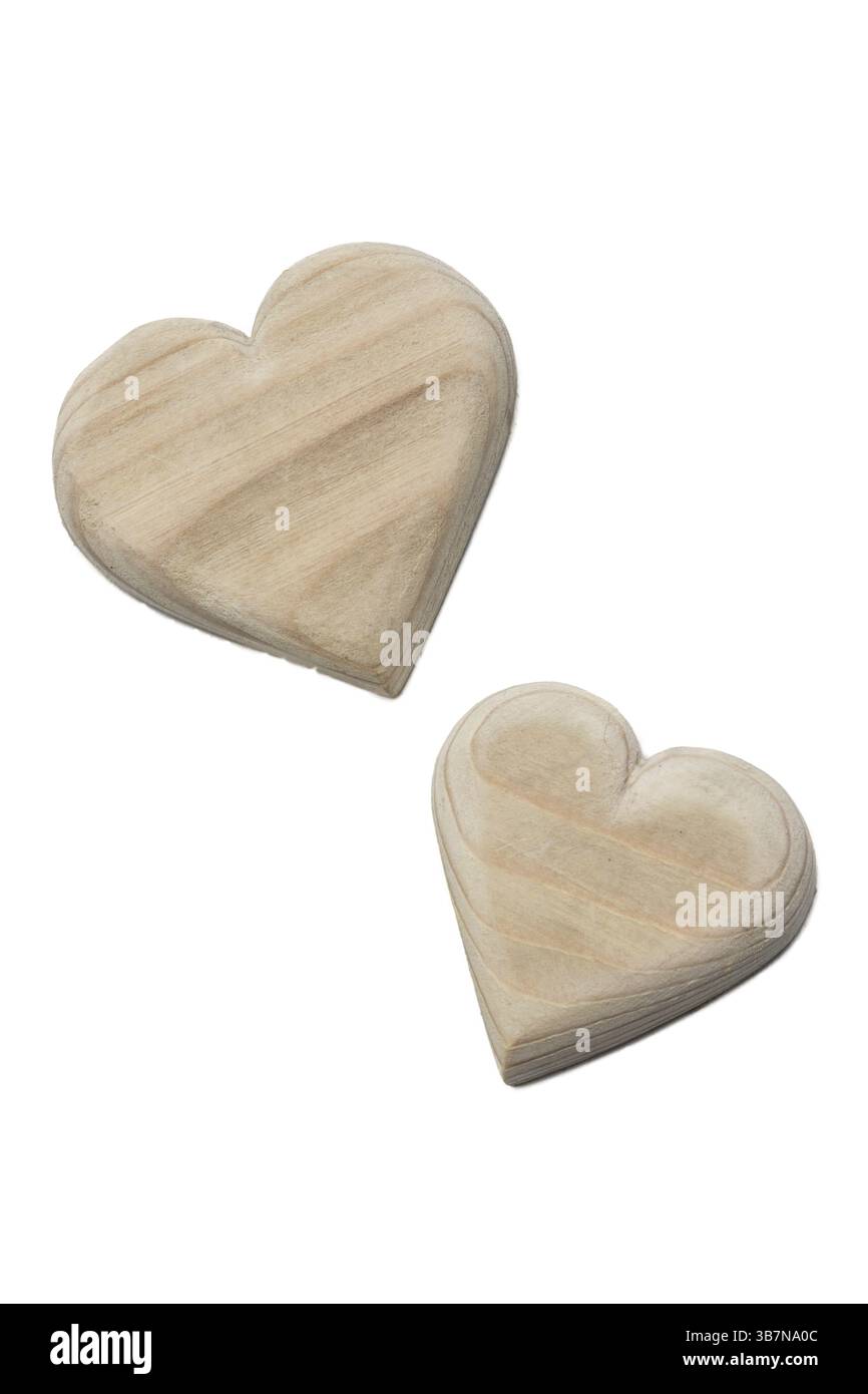 Foto cuori in legno fatti a mano su sfondo isolato Foto Stock