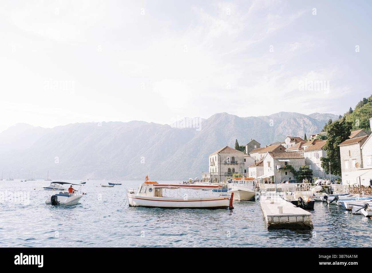 Le barche sono ormeggiate al molo dell'antica città di Perast. Montenegro. Foto Stock
