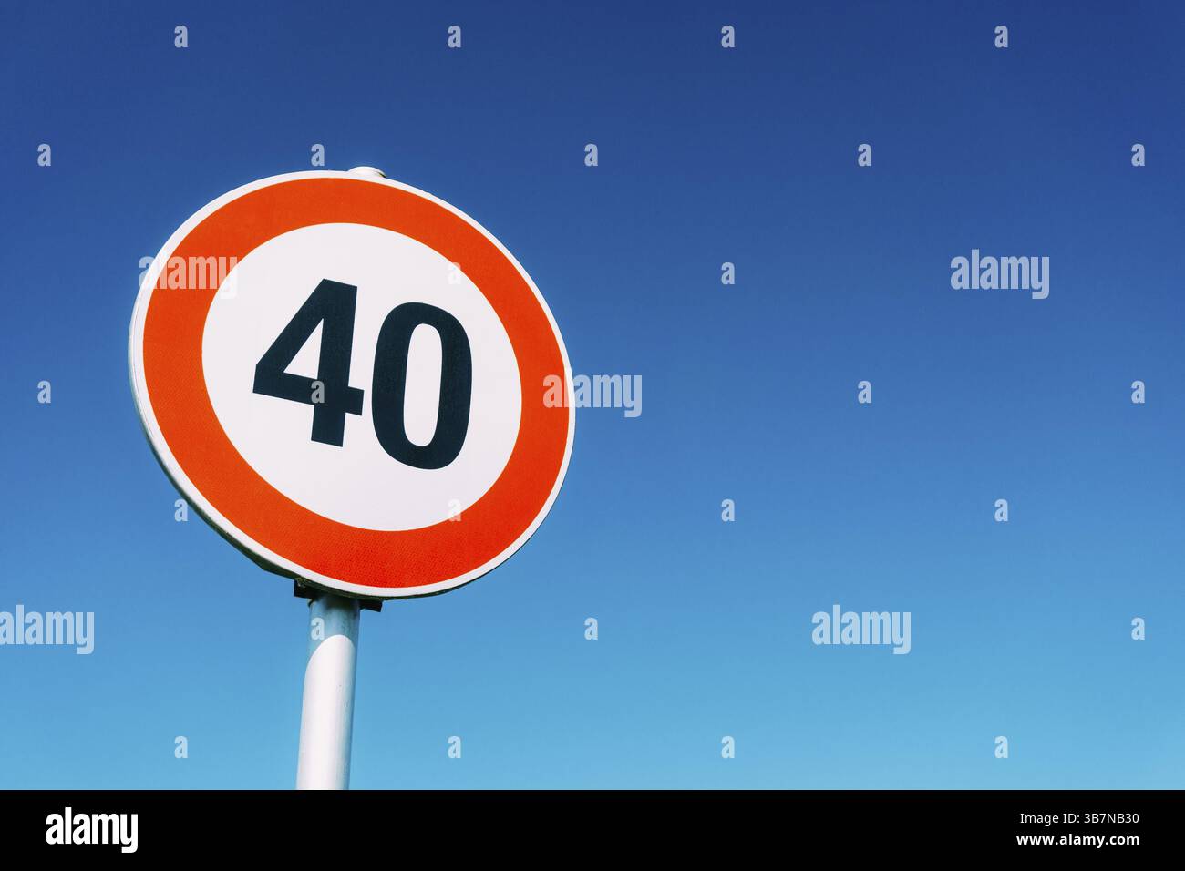 Segnale del limite di velocità 40 chilometri all'ora, contro il cielo blu. Foto Stock