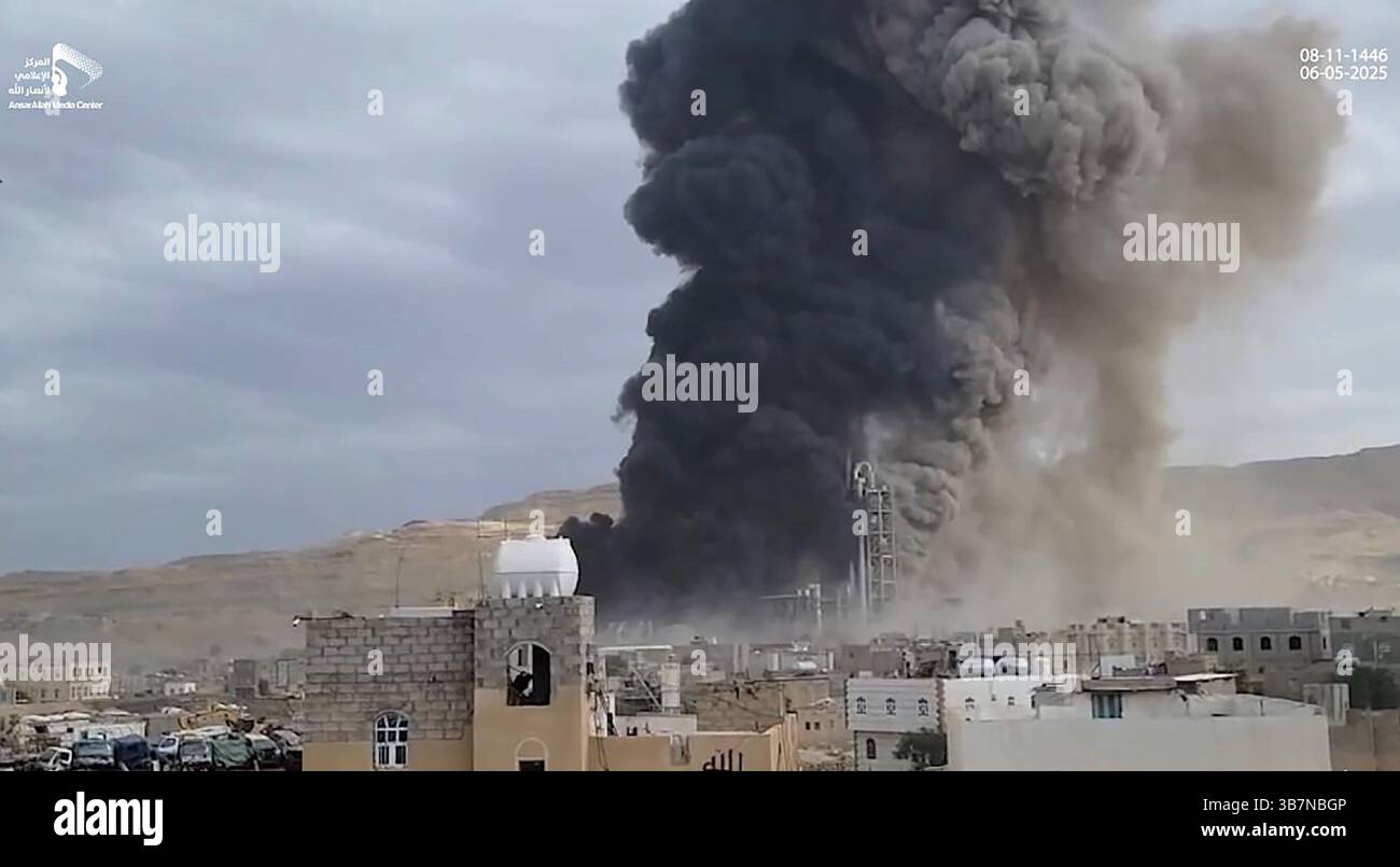 Sanaa, Yemen. 6 maggio 2025. Una massa di fiamme e fumo aumenta in seguito agli attacchi aerei israeliani in diverse località, a Sanaa, Yemen, martedì 6 maggio 2025. Il gruppo Houthi ha riferito che lo sciopero ha colpito l'aeroporto internazionale di Sana'a, e Israele e gli Stati Uniti hanno preso di mira l'area di Attan nel sud-ovest di Sanaa, la centrale elettrica di Hizyaz nel distretto di Sanhan, la centrale elettrica di Dhahban nel distretto di Bani al-Harith e una fabbrica di cemento nella provincia di Amran. Foto di Houthi Group press Service/ credito: UPI/Alamy Live News Foto Stock