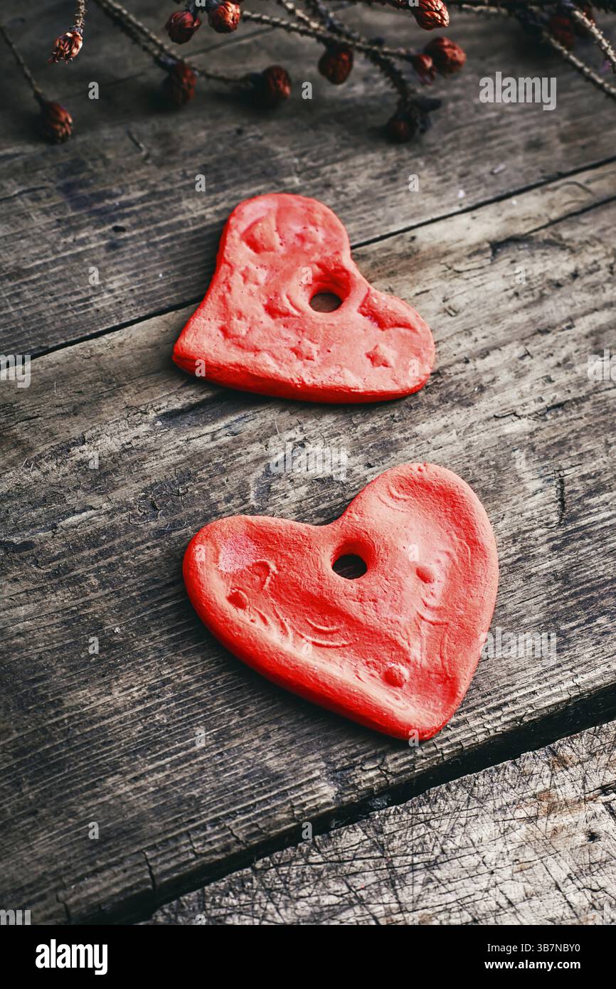 Cuori scolpiti realizzati con impasto salato handmade.selective focus Foto Stock