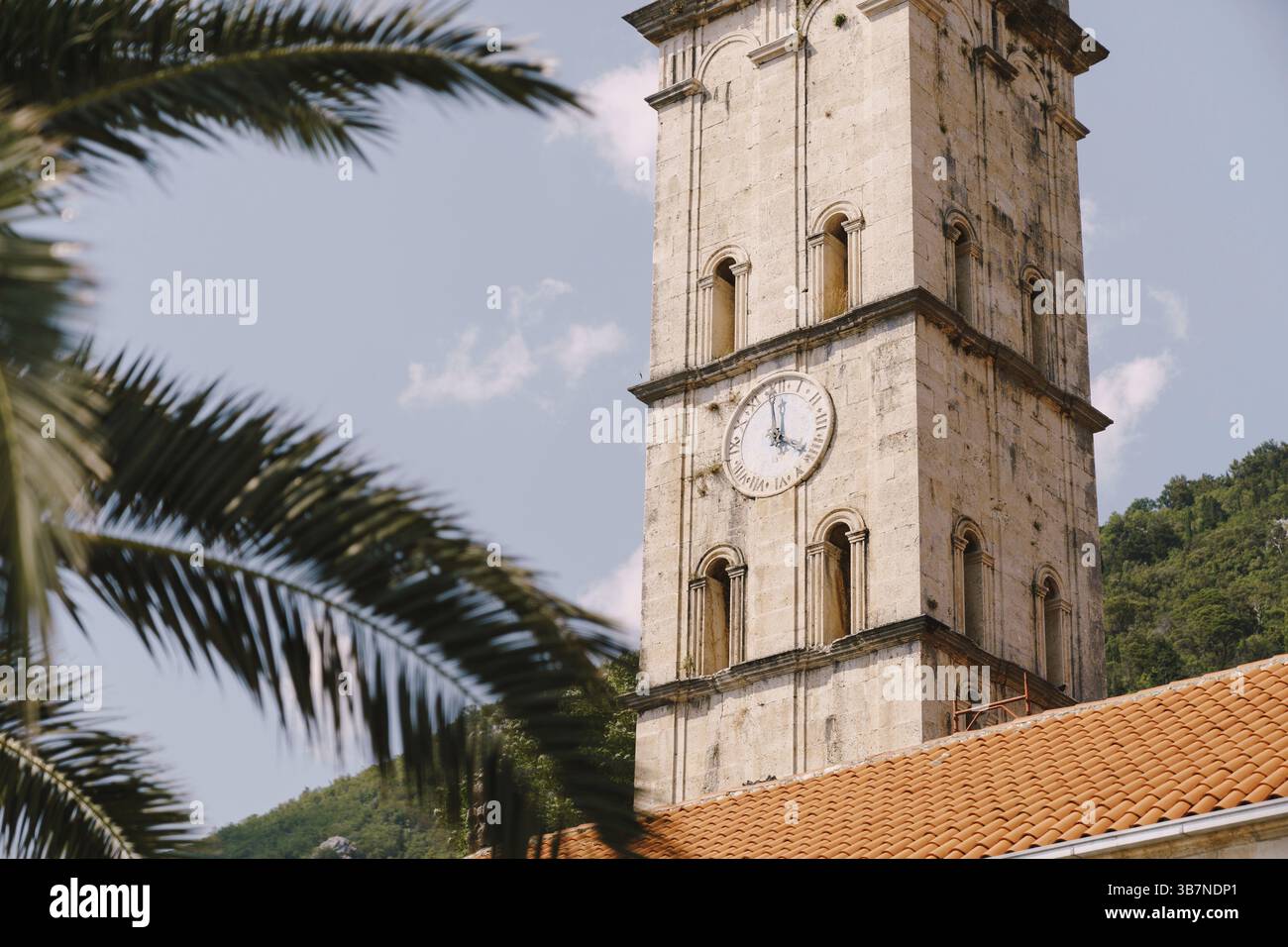 Orologio sul campanile della Chiesa di San Nicola. Montenegro. Foto Stock