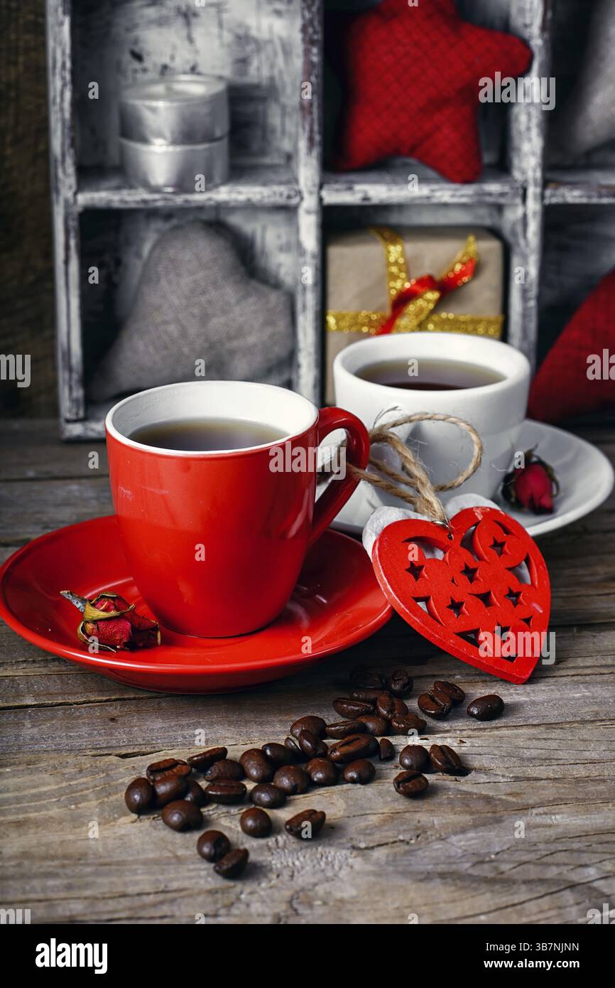 Due tazze da caffè, grani e decorazioni di cuori per San Valentino e 39 Foto Stock