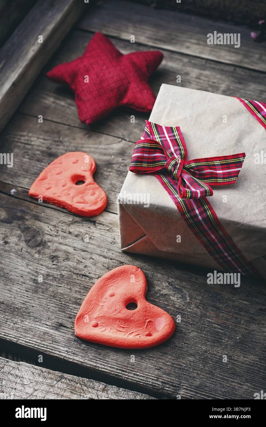 Cuori scolpiti realizzati con impasto salato handmade.selective focus Foto Stock