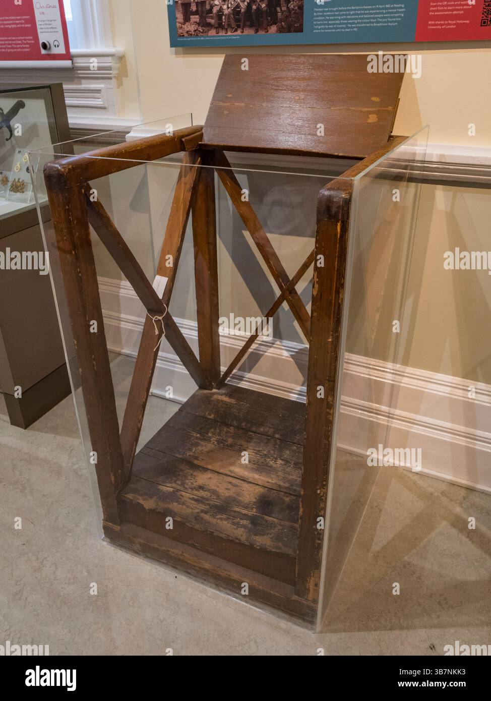 Il molo utilizzato nei procedimenti giudiziari all'interno della camera di Windsor Guildhall (tra il 1690 e il 1971) in mostra all'interno della Windsor Guildhall, Berkshire, Regno Unito. Foto Stock