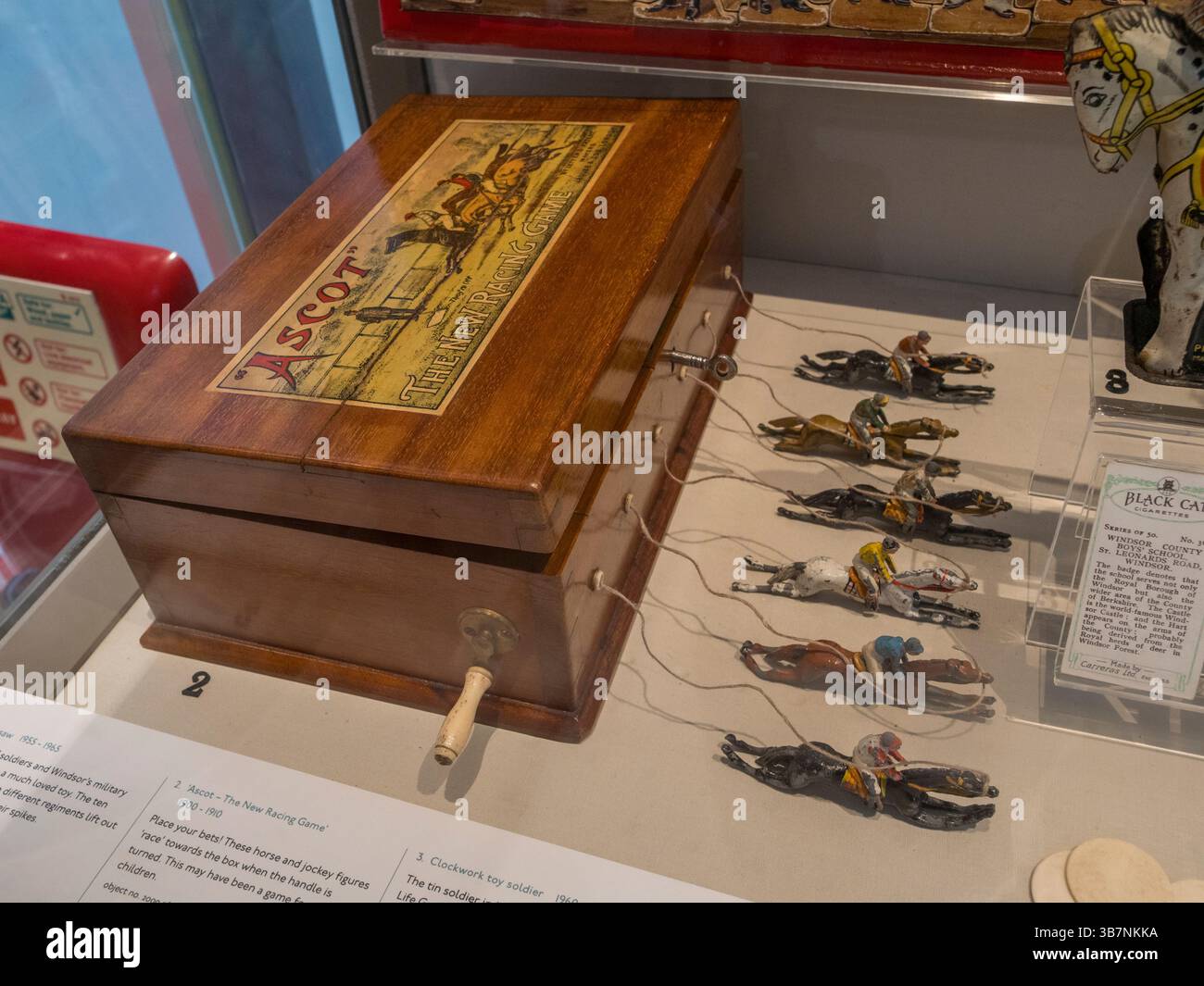 "Ascot - The New Racing Game" c.1900-1910), un gioco di corse giocattolo in mostra all'interno di Windsor Guildhall, Berkshire, Regno Unito. Foto Stock