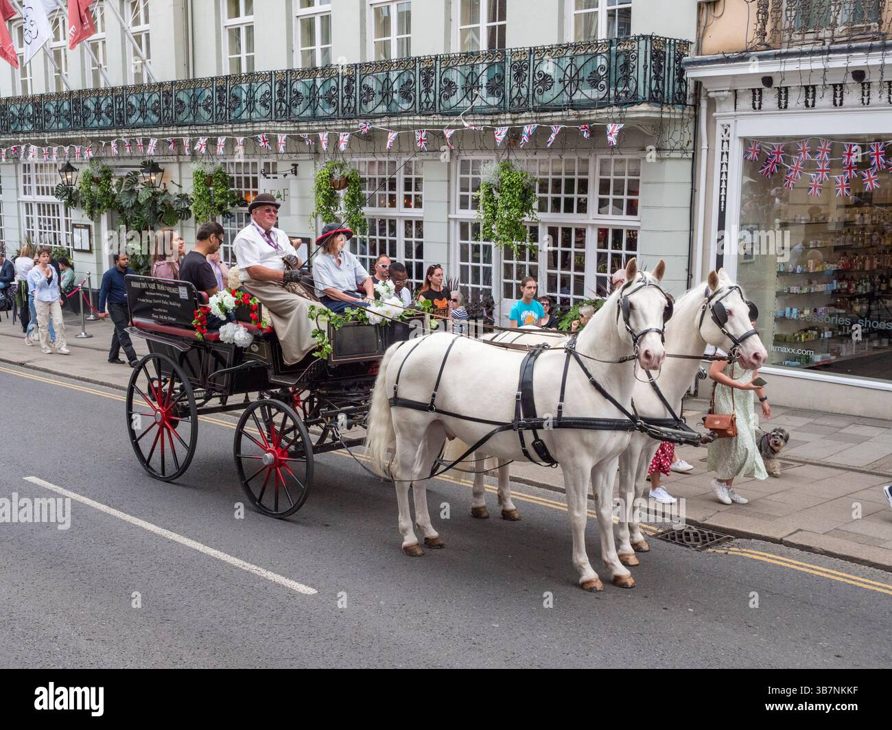 Una carrozza trainata da cavalli che passa per Windsor, Berkshire, Regno Unito. Foto Stock