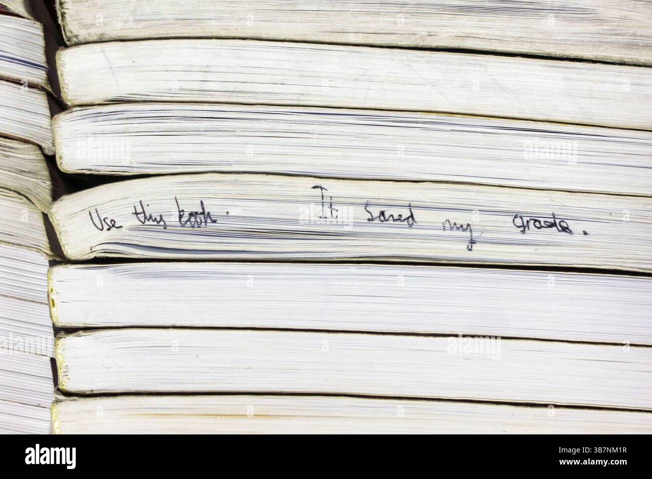 "Usate questo libro. Ha salvato il mio voto': Divertente nota scritta sul lato di un libro di revival di Science britannico chiaramente scritto da un precedente utente del libro. Foto Stock