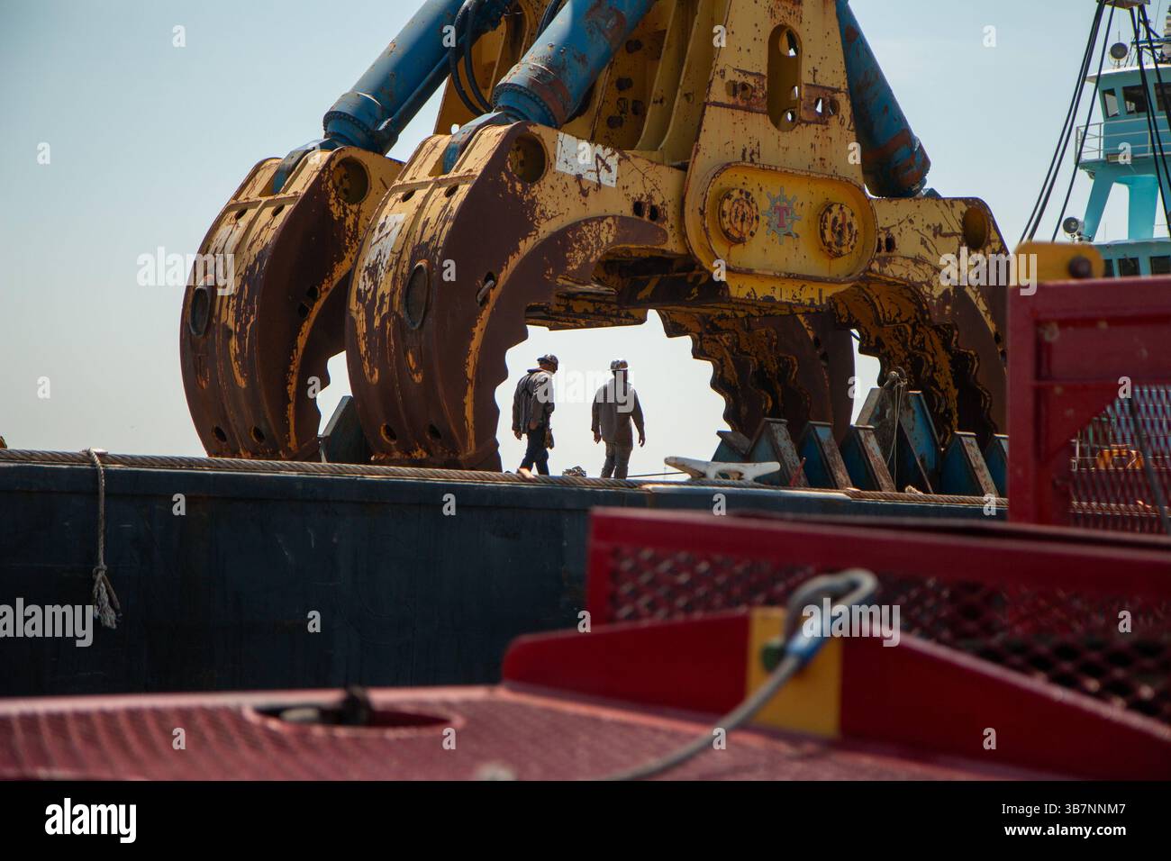 28 aprile 2024, Dundalk, MD, Stati Uniti d'America: Gli equipaggi di salvataggio preparano l'artiglio idraulico di salvataggio HSWC500-1000 attaccato alla massiccia nave con gru pesante Chesapeake 1000 mentre i lavori continuano a ripulire il relitto del Francis Scott Key Bridge crollato, 28 aprile 2024, vicino a Dundalk, Maryland. Il ponte è stato colpito dalla nave container MV Dali da 984 piedi il 26 marzo e crollò uccidendo sei lavoratori. (Immagine di credito: © Dylan Burnell/U.S. Army/Planet Pix tramite ZUMA Press Wire) Foto Stock