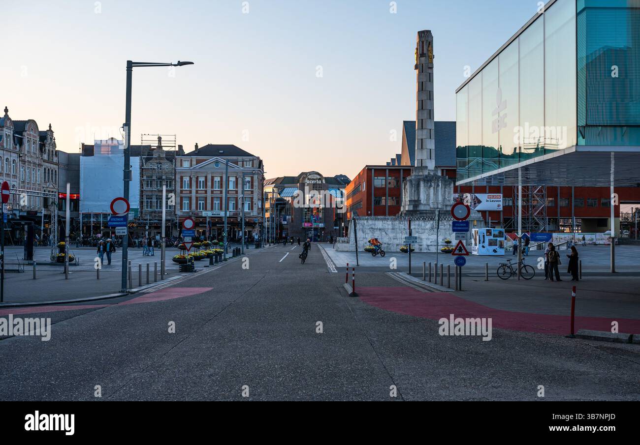 Martelaren Square e KBC Banking Institution di Lovanio, Brabante fiammingo, Belgio 30 aprile 2025 Foto Stock