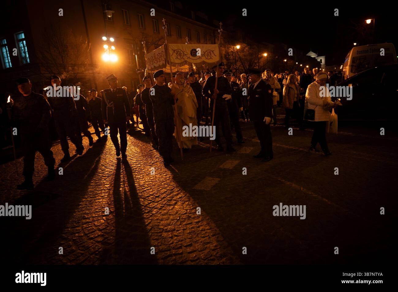 30 marzo 2024, Varsavia, Polonia: Un membro del clero tiene un monstrance durante la processione pasquale della Cattedrale campo dell'esercito polacco. La Pasqua è una delle feste più importanti della Polonia a maggioranza cattolica. (Immagine di credito: © Jaap Arriens/ZUMA Press Wire) Foto Stock