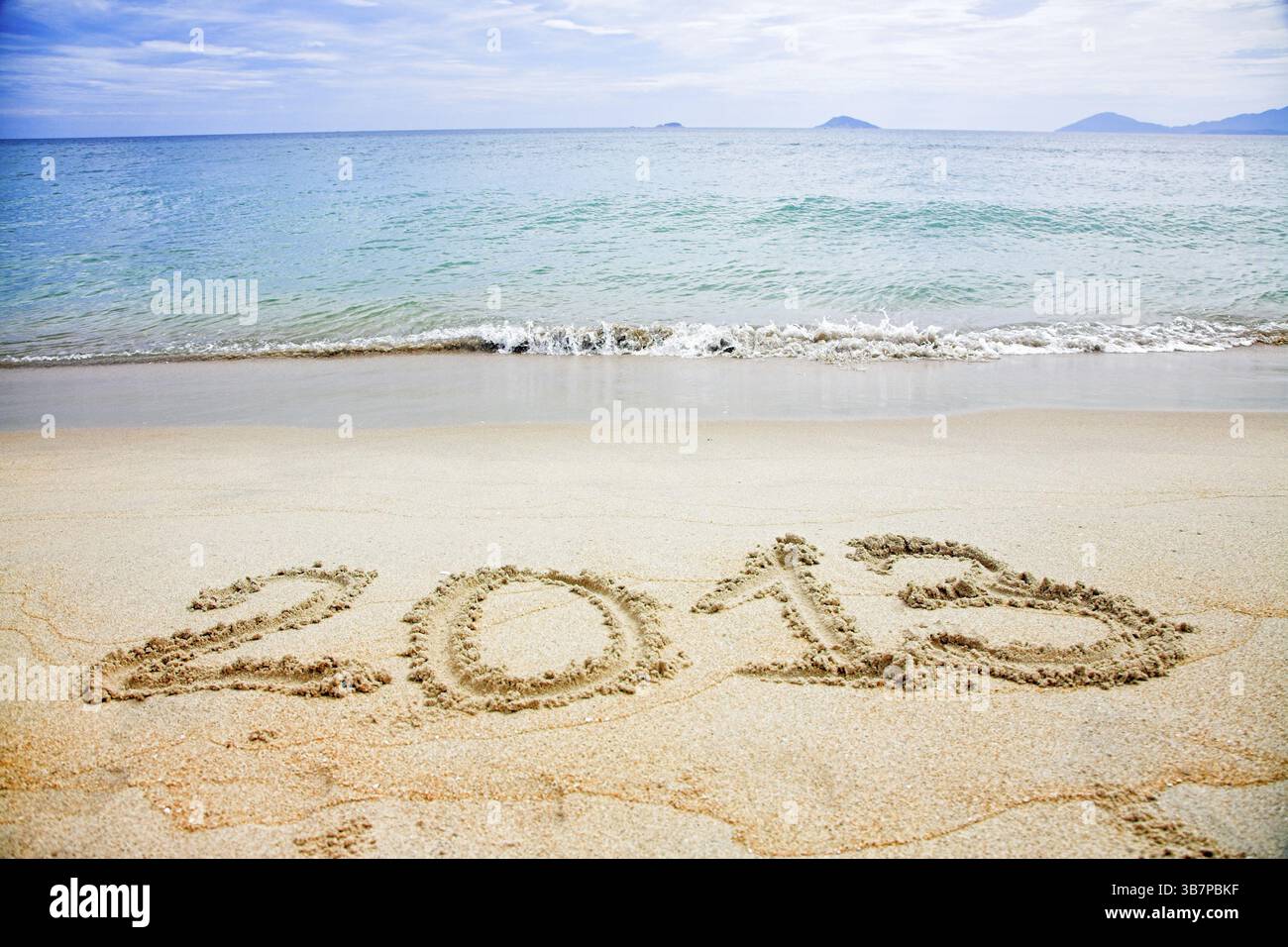 2013 scritto nella sabbia sulla spiaggia Foto Stock