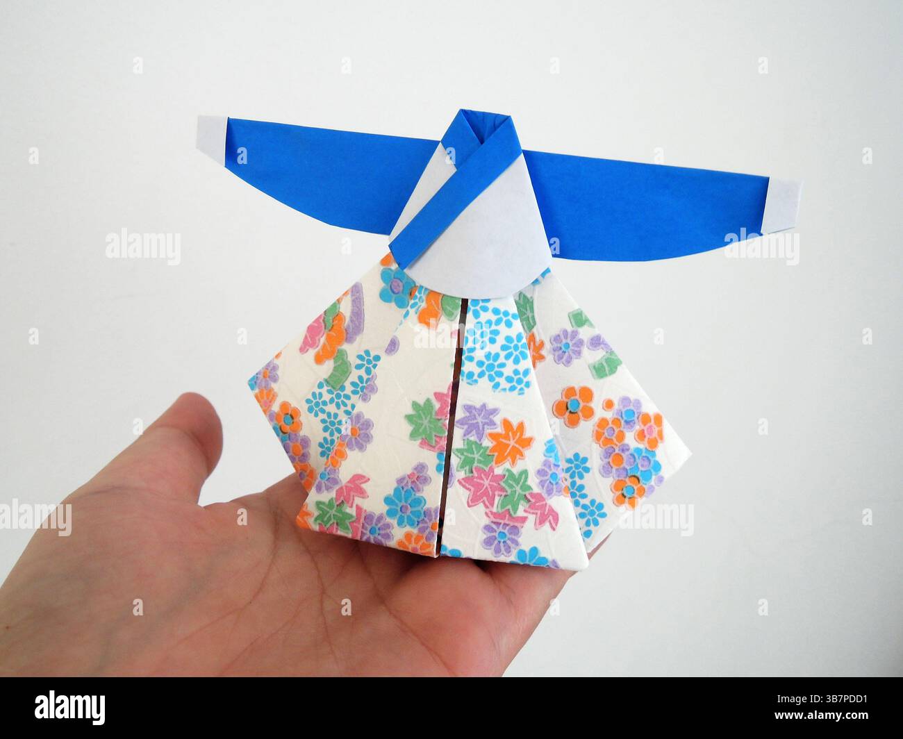 Artigianato dell'origami hanbok, artigianato artigianale dell'hanbok con metodi origami giapponesi Foto Stock