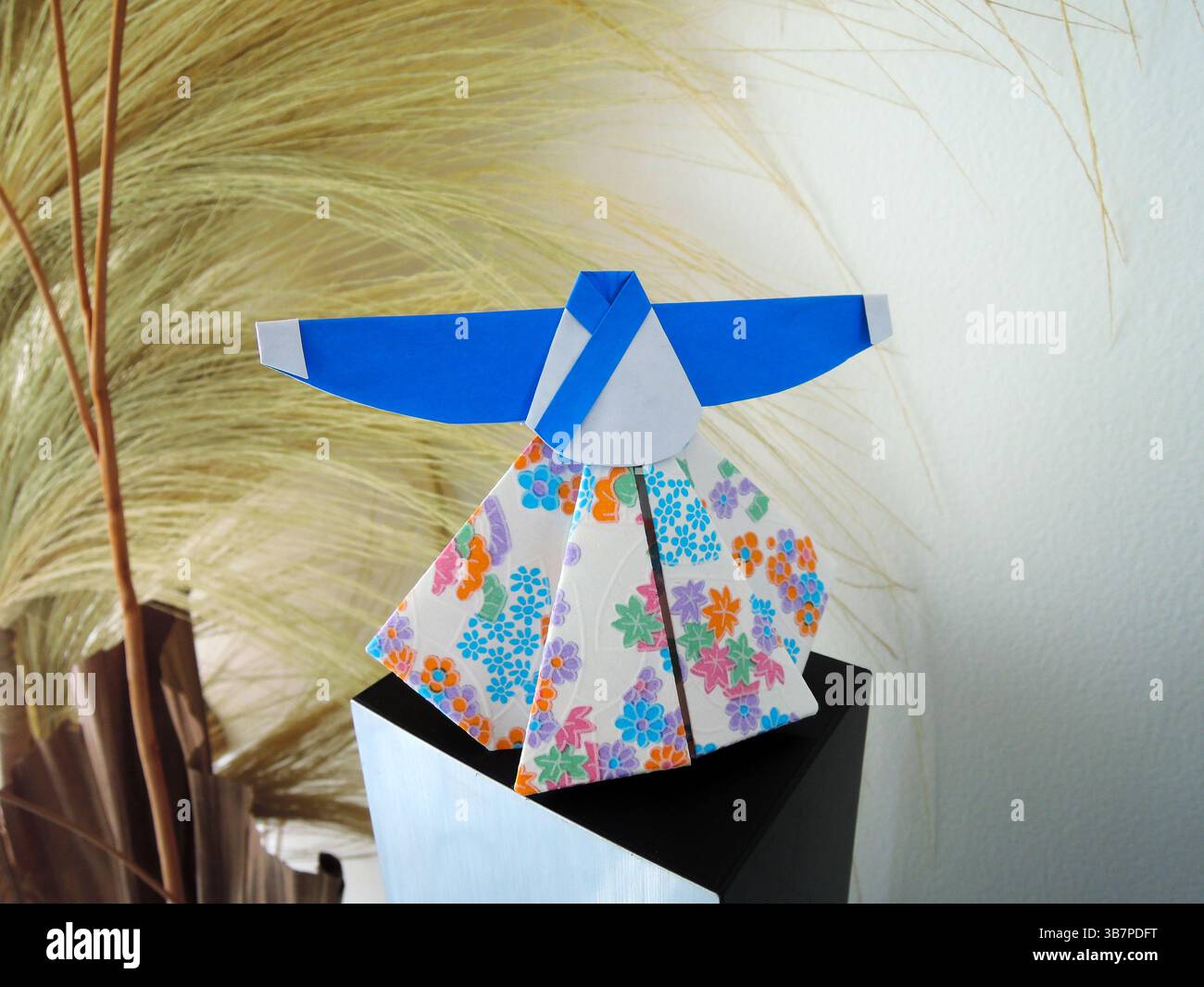 Artigianato dell'origami hanbok, artigianato artigianale dell'hanbok con metodi origami giapponesi Foto Stock