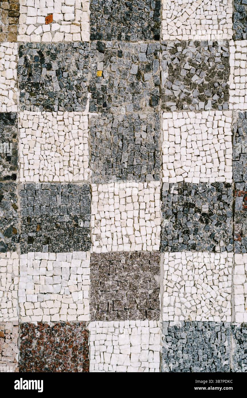 Sfondo Mosaico in ceramica a forma di quadrati in bianco e nero. Foto Stock
