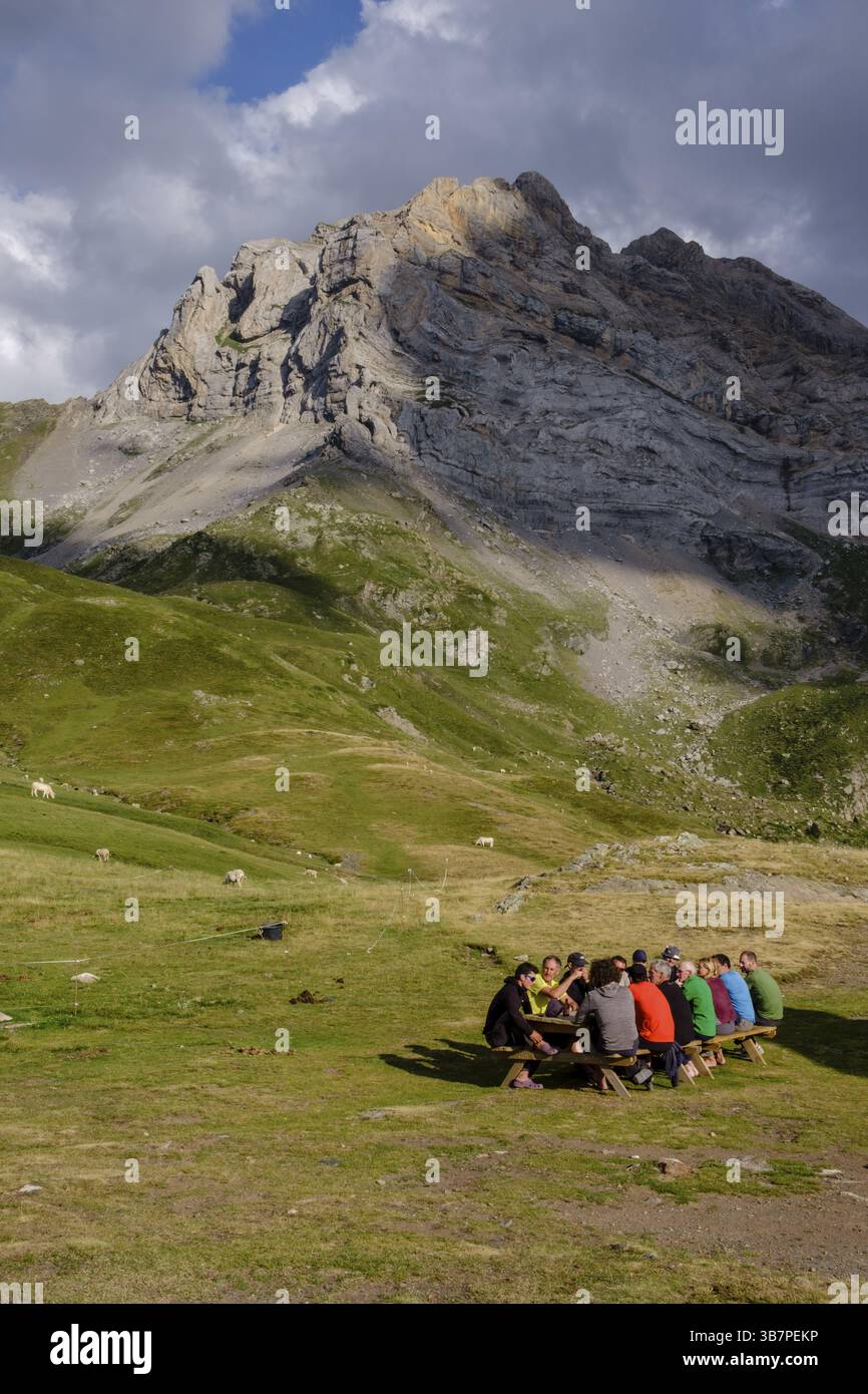 Gruppo di escursionisti che mangiano all'aperto, rifugio Espuguettes, Parco Nazionale dei Pirenei, Hautes-Pirenei, Francia, Europa Foto Stock