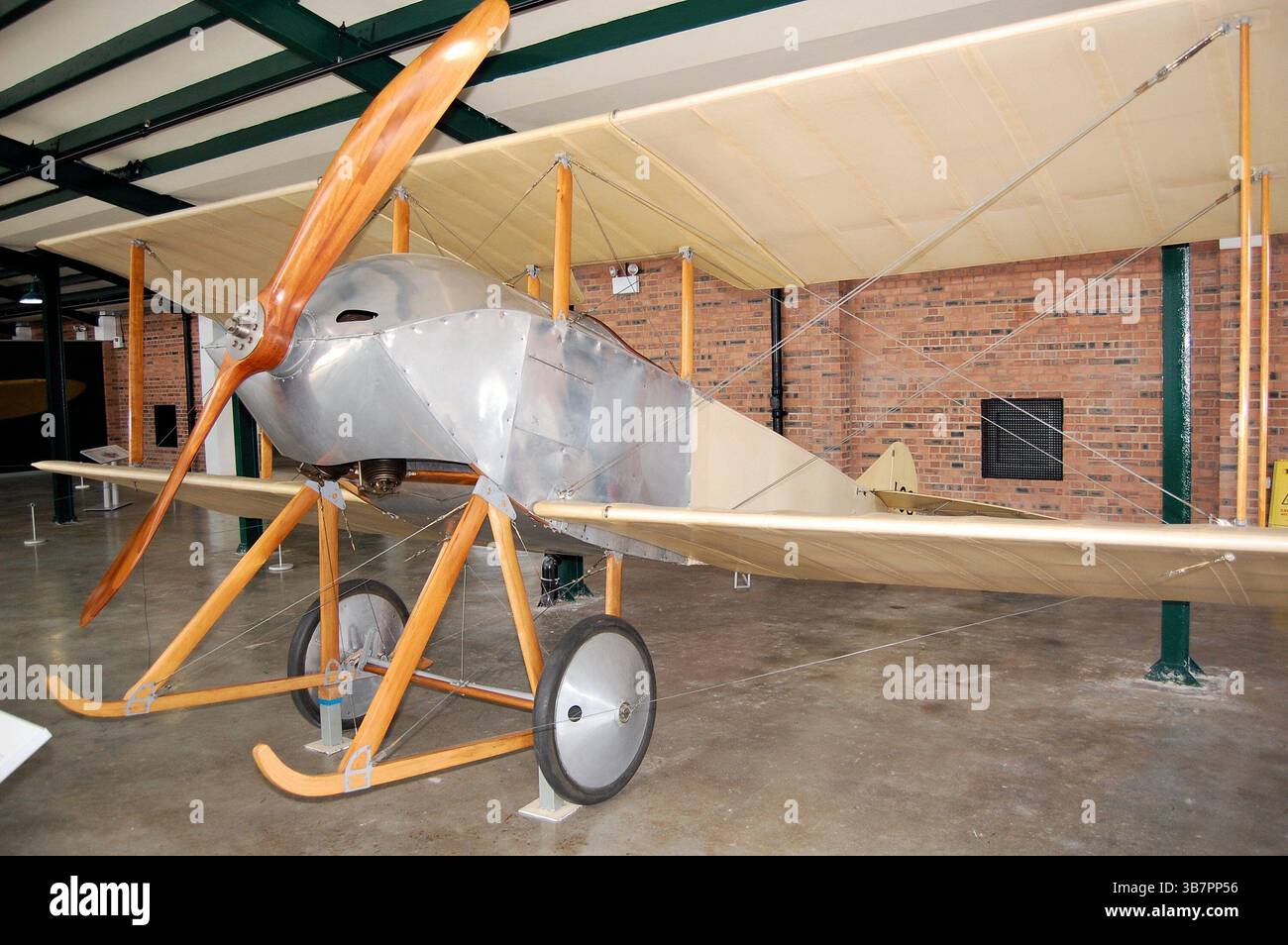 Splendida replica di Sopwith Tabloid, utilizzata per effettuare il primo bombardamento strategico al mondo contro i capannoni Zeppelin tedeschi a Dusseldorf durante la prima guerra mondiale Foto Stock