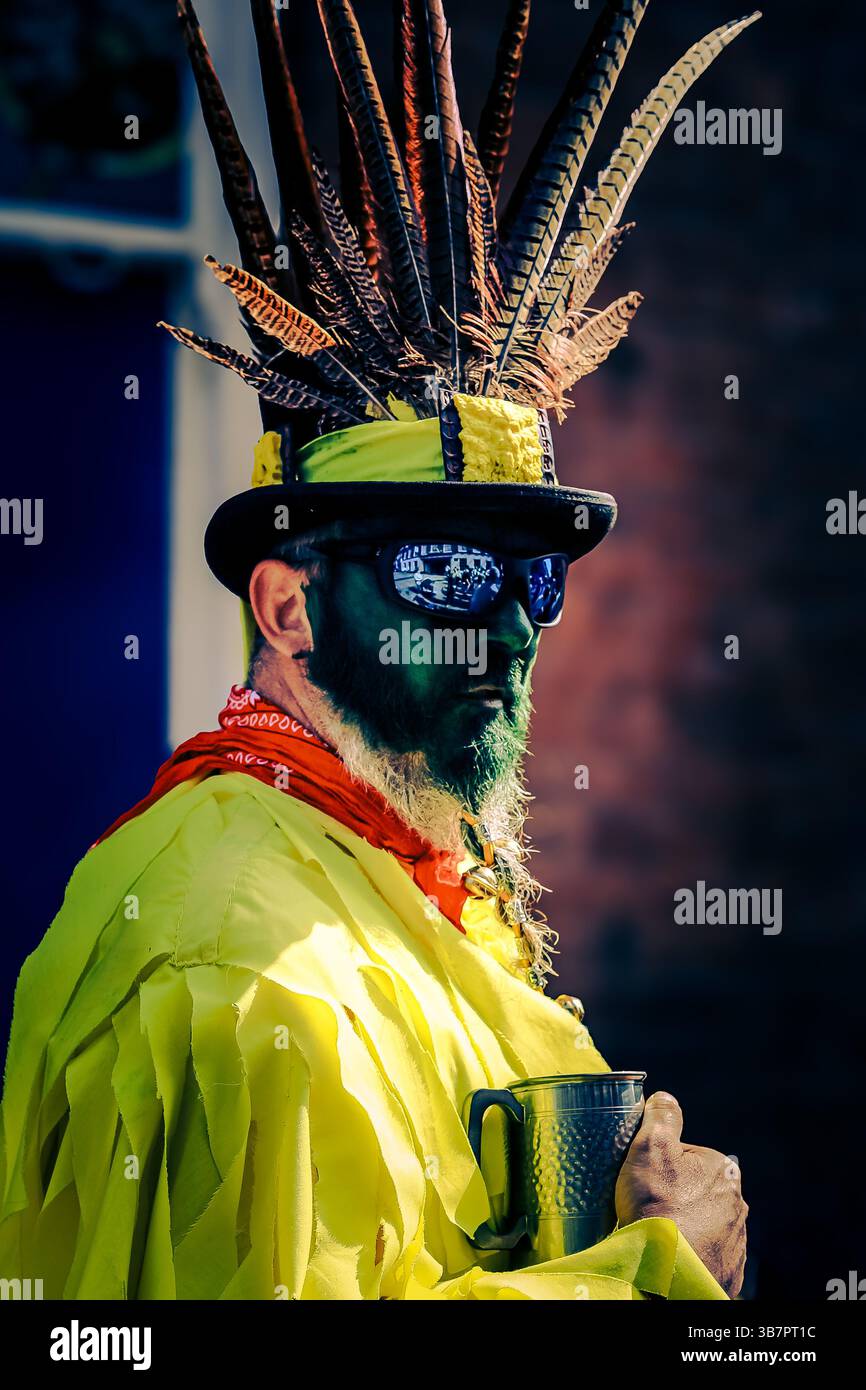 Morris ballerino esecutore al Sweeps Festival e celebrazione annuale del May Bank Holiday e del folklore pagano a Rochester, Medway, Kent, Regno Unito 2025 Foto Stock