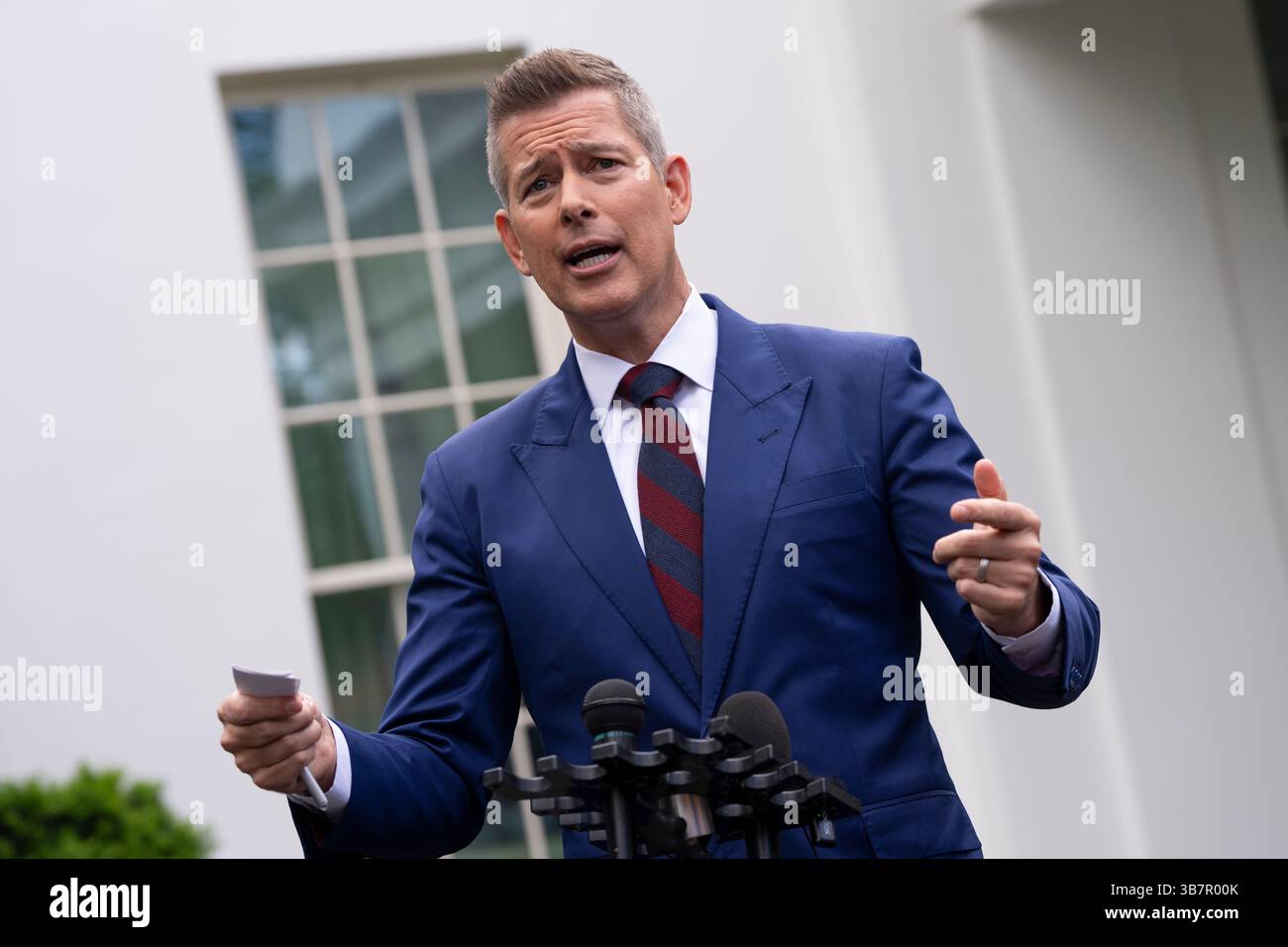 Washington, Vereinigte Staaten. 6 maggio 2025. Sean Duffy, Segretario dei trasporti degli Stati Uniti, parla ai media alla Casa Bianca di Washington, DC, 6 maggio 2025. Crediti: Chris Kleponis/CNP/dpa/Alamy Live News Foto Stock