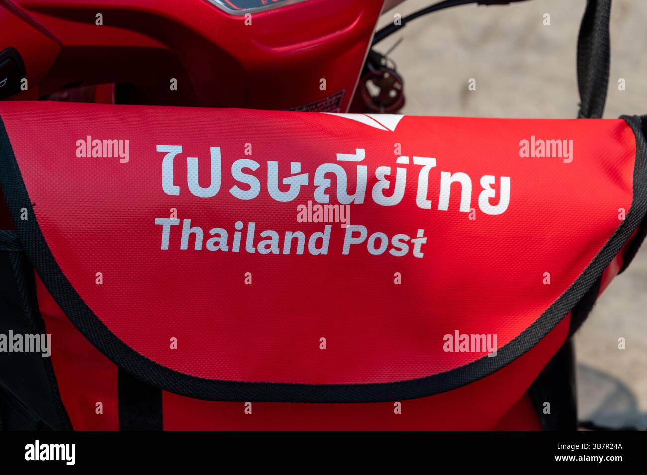 Una borsa a sella laterale per posta tailandese attaccata a una motocicletta di un ufficio postale in Thailandia. Foto Stock