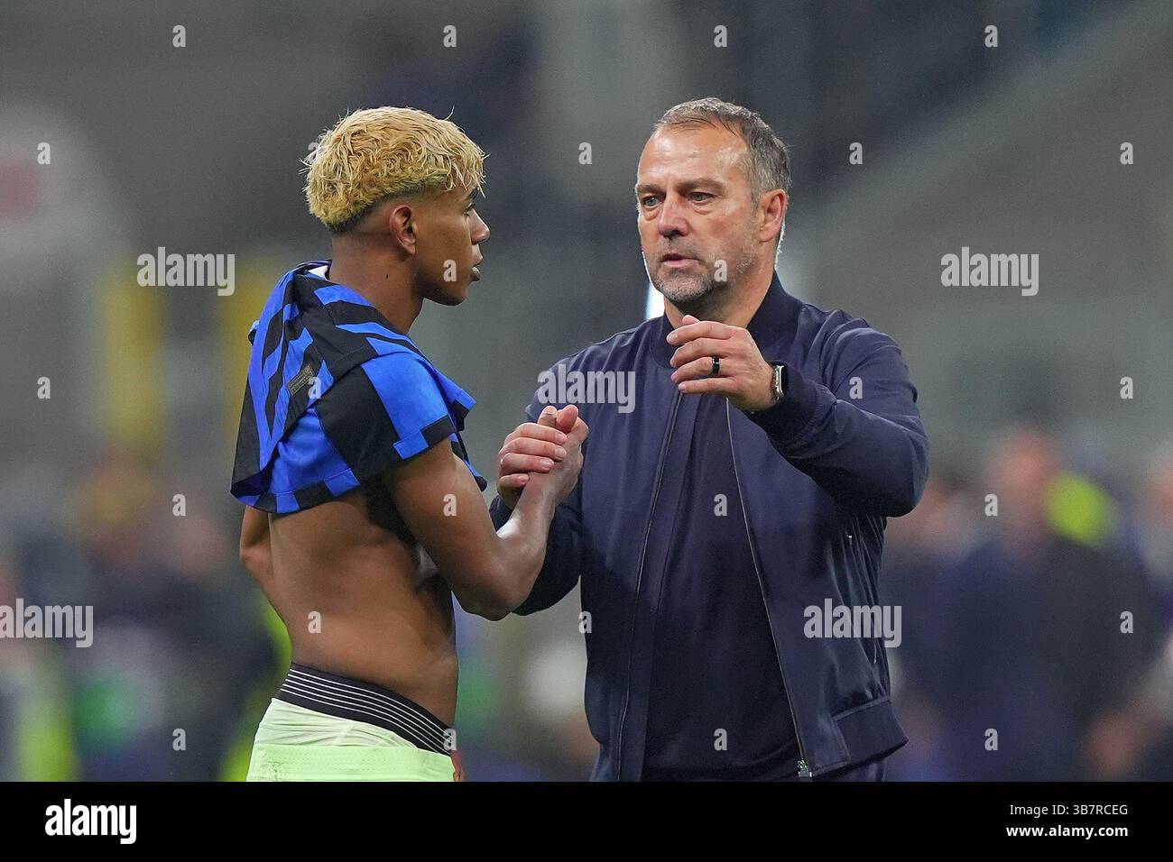 Lamine Yamal di Barcellona, BarcelonaÕs allenatore Hansi Flick durante la partita di calcio della UEFA Champions League tra Inter e Barcellona allo Stadio San Siro di Milano, Italia settentrionale - martedì 6 maggio 2025 . Sport - calcio (foto di Spada/LaPresse) credito: LaPresse/Alamy Live News Foto Stock