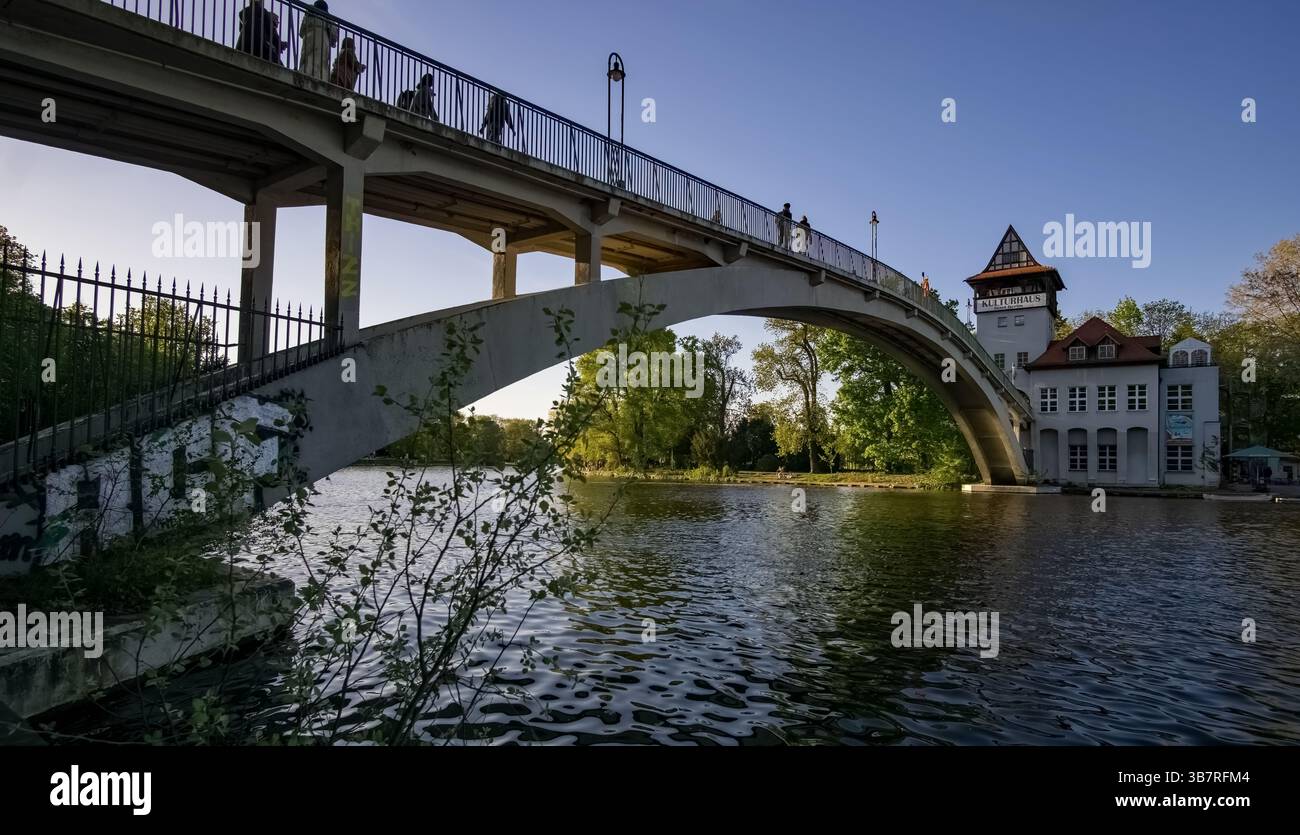 Il Ponte dell'Abbazia (Abteibrücke) attraversa il fiume Sprea fino all'Isola della Gioventù a Berlino in un pomeriggio di primavera soleggiato. Foto Stock