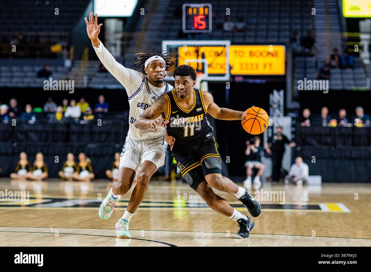 25 gennaio 2024: L'attaccante degli Appalachi State Mountaineers Donovan Gregory (11) supera Cam Bryant (1) nella partita di basket NCAA all'Holmes Center di Boone, North Carolina. (Scott Kinser/CSM) (immagine di credito: © Scott Kinser/CSM via ZUMA Press Wire) Foto Stock