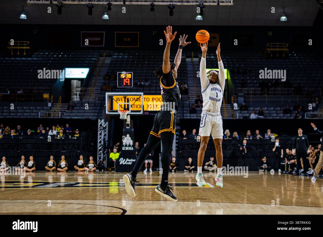 25 gennaio 2024: L'attaccante della Georgia Southern Eagles Cam Bryant (1) sparò sopra gli Appalachi State Mountaineers guardia Myles Tate (12) nella partita di basket NCAA all'Holmes Center di Boone, NC. (Scott Kinser/CSM) (immagine di credito: © Scott Kinser/CSM via ZUMA Press Wire) Foto Stock