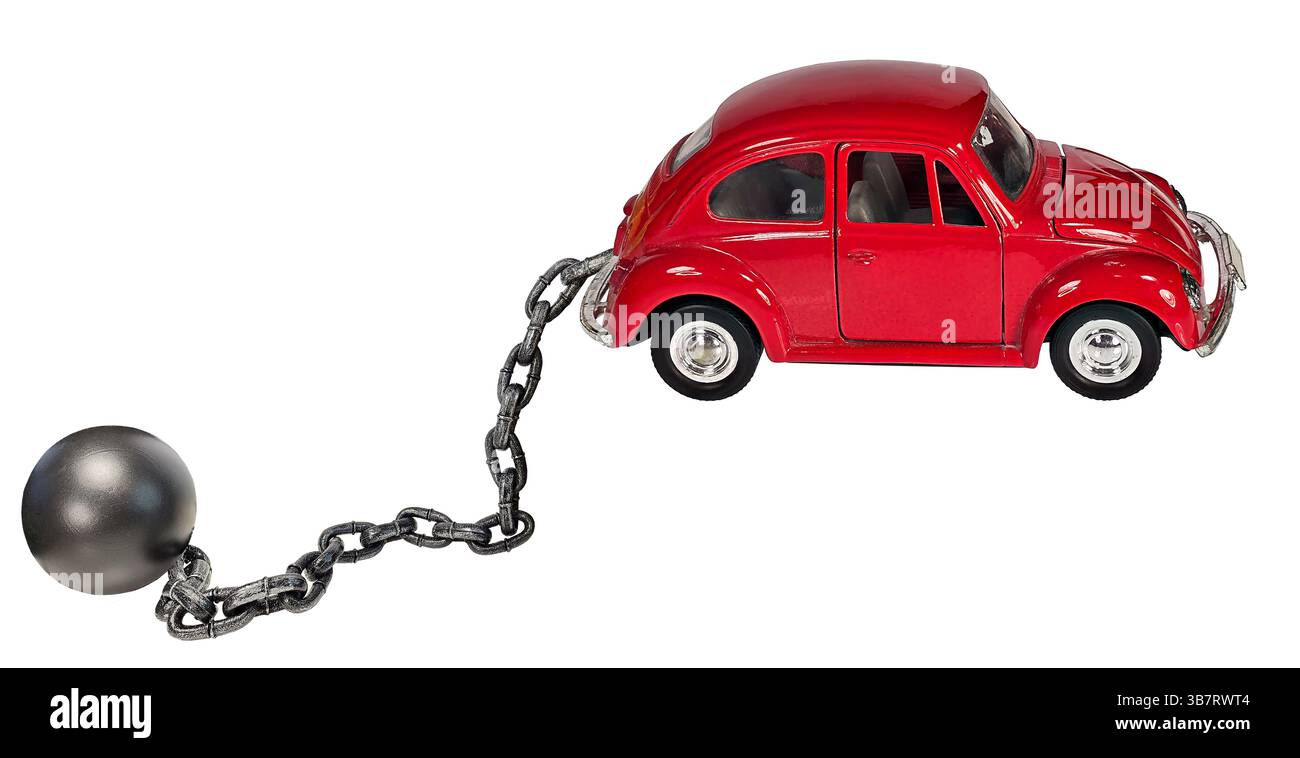 Un'auto utilizzata per il trasporto per guidare da qualche parte con una palla e una catena per mostrare la manutenzione o l'inquinamento dell'auto Foto Stock