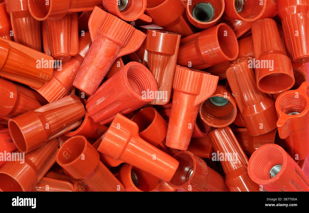 Connettori elettrici gialli dadi ad alette componenti del computer in plastica. Foto Stock