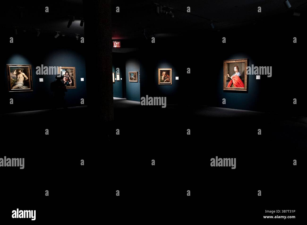 26 gennaio 2024, New York, New York, Stati Uniti: Una donna cammina in galleria con dipinti messi all'asta come parte delle vendite annuali della settimana dei master di Sotheby a New York durante un'anteprima stampa il 26 gennaio 2024 (Credit Image: © Lev Radin/ZUMA Press Wire) Foto Stock