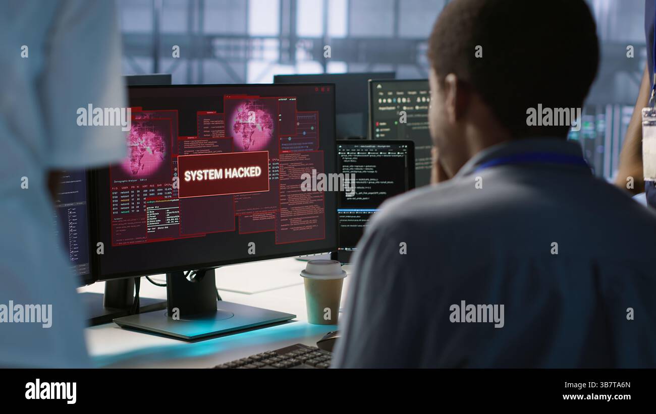 Gli ingegneri vedono un popup di violazione del sistema sullo schermo del PC nel data center, chiedendo aiuto al team di sicurezza informatica. Server farm worker che vede incidenti di sicurezza che interessano il sistema di rete, videocamera A. Foto Stock