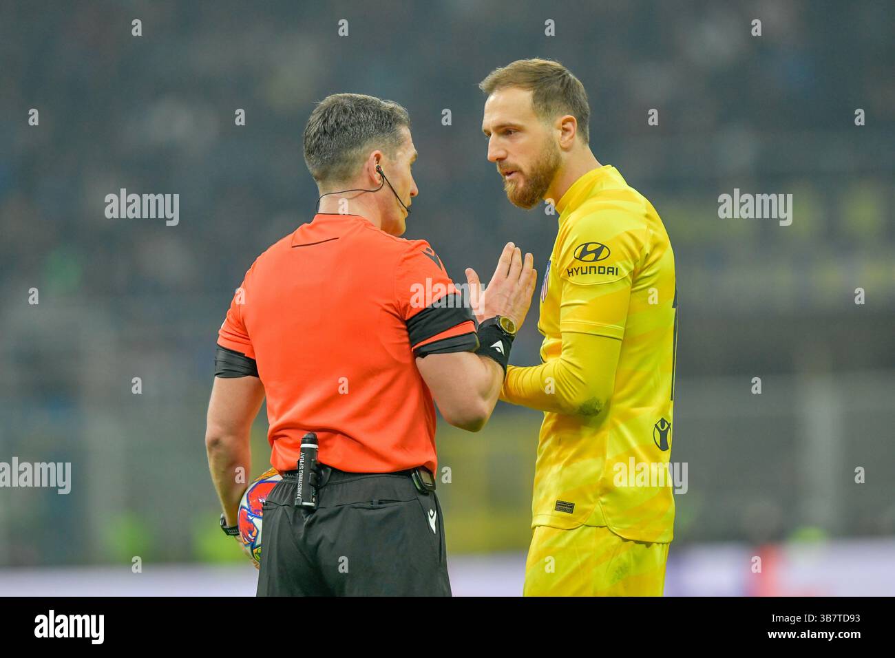 20 febbraio 2024, Milano, null, Italia: Milano, Italia. 20 febbraio 2024. L'arbitro Istvan Kovacs visto con il portiere Jan Oblak (13) dell'Atletico Madrid durante la partita di UEFA Champions League tra Inter e Atletico Madrid al Giuseppe Meazza di Milano. (Immagine di credito: © Gonzales Photo/Gonzales Photo tramite ZUMA Press) Foto Stock