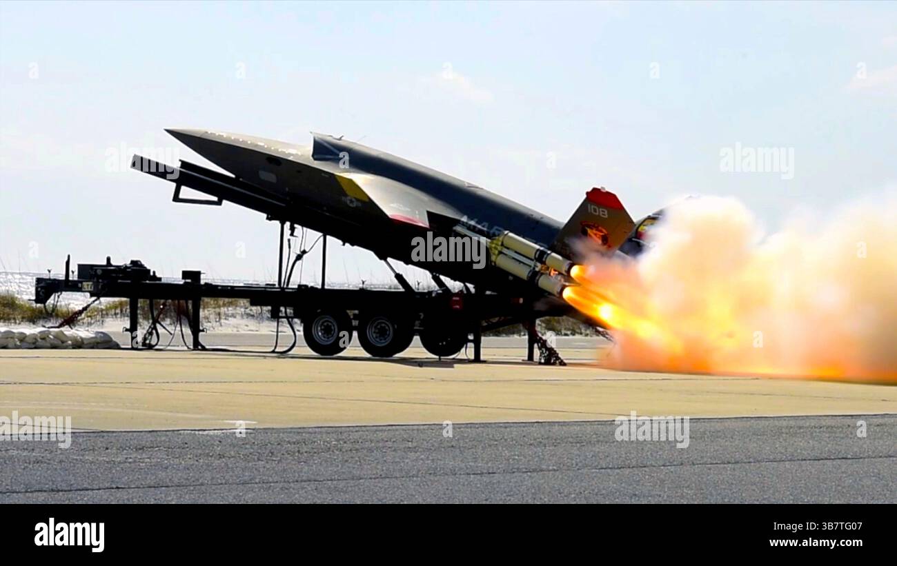 27 febbraio 2024, Valparaiso, FL, Stati Uniti: Un US Marine Corps XQ-58A Valkyrie, veicolo aereo senza equipaggio tattico, altamente autonomo e stealth, lancia dal lanciatore mobile alla Eglin Air Force base, 27 febbraio 2023 a Valparaiso, Florida. L'XQ-58A Valkyrie è progettato per scortare aerei da caccia con equipaggio durante le missioni di combattimento. (Immagine di credito: © Matthew Veasley/U.S. Marines/Planet Pix tramite ZUMA Press Wire) Foto Stock