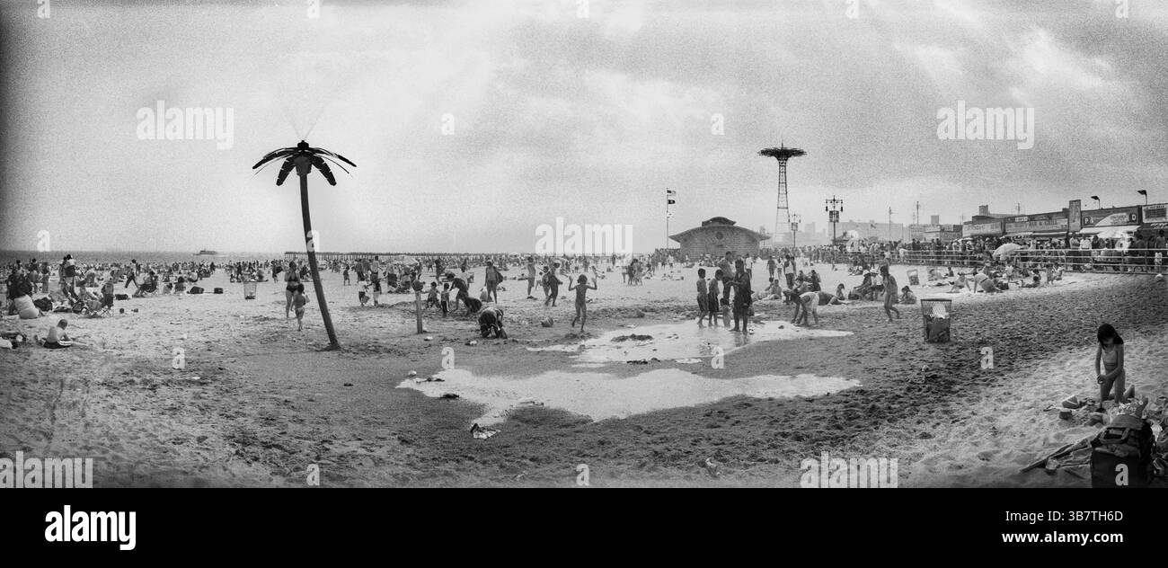 Vista panoramica dei turisti sulla spiaggia, Coney Island, Brooklyn, New York City, New York State, STATI UNITI Foto Stock
