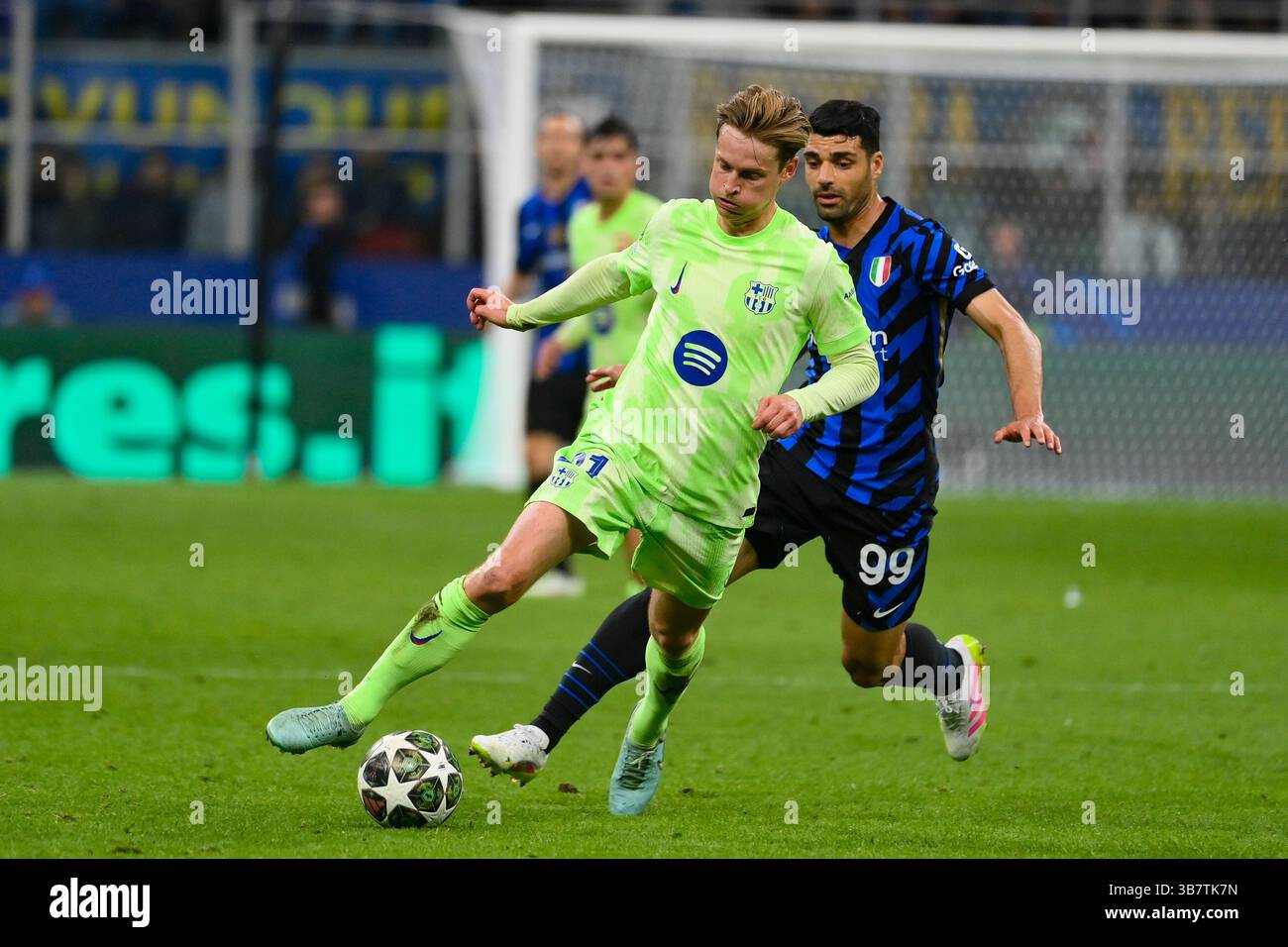 Giuseppe Meazza, Milano, Italia. 6 maggio 2025. Champions League semifinale, 2° Leg Football, Inter Milan contro Barcelona FC; Frenkie de Jong del FC Barcelona sotto pressione di Taremi credito: Action Plus Sports/Alamy Live News Foto Stock